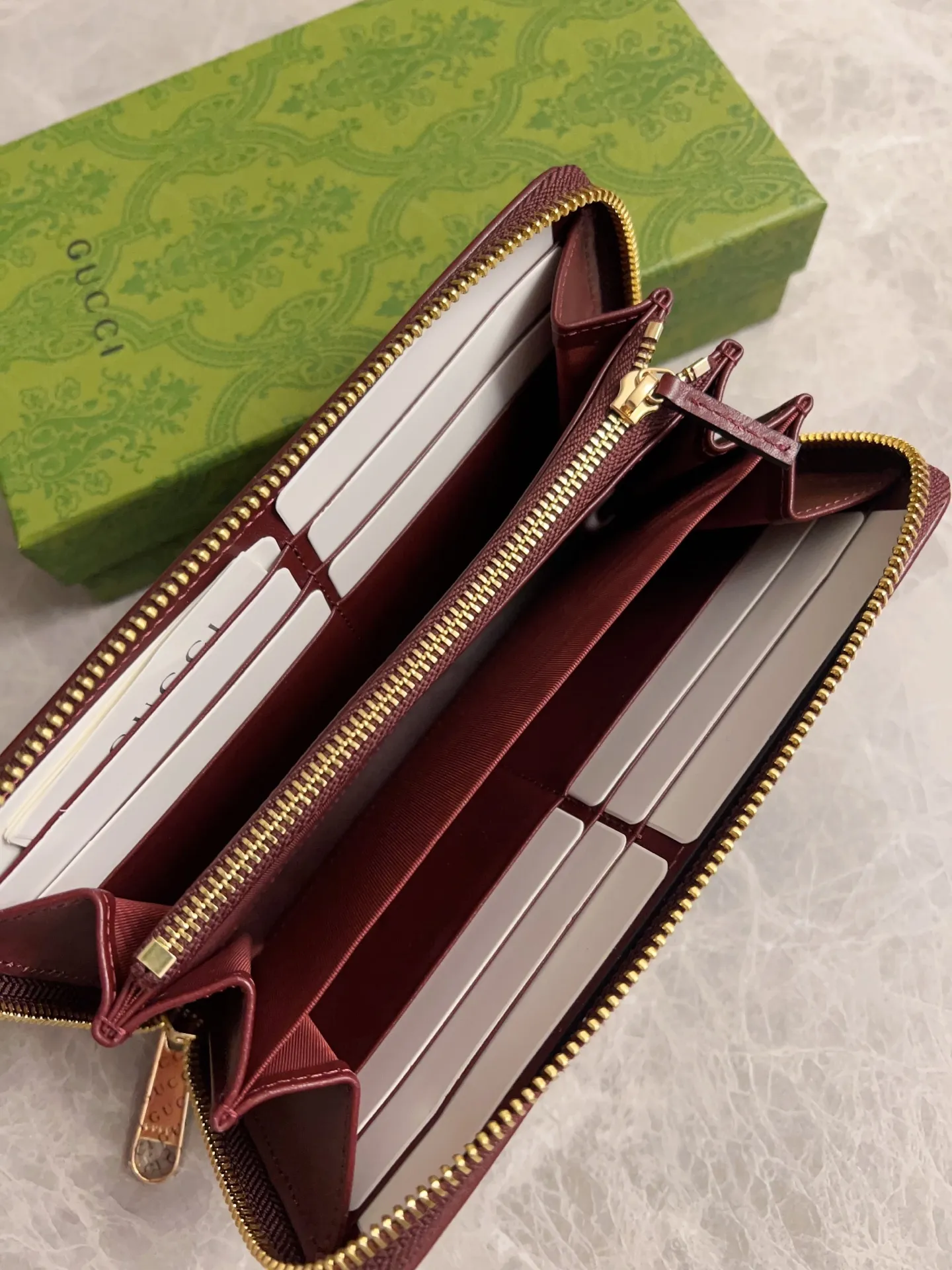 💰420 🇭🇺🇭🇺 Newly launched Gucci made of GG Supreme premium man-made canvas and brown leather 🍿🍿1955 Horsebit Card Holder This series adopts the same double ring and long strip design as the handbag 🍿🍿This detail is inspired by the brand’s equestrian roots 🍿🍿 It is one of Gucci’s classic heritage 🍿🍿 It is also one of the brand’s most representative symbolic elements 🍿🍿Model: 621889, size: 19.5x10x3cm