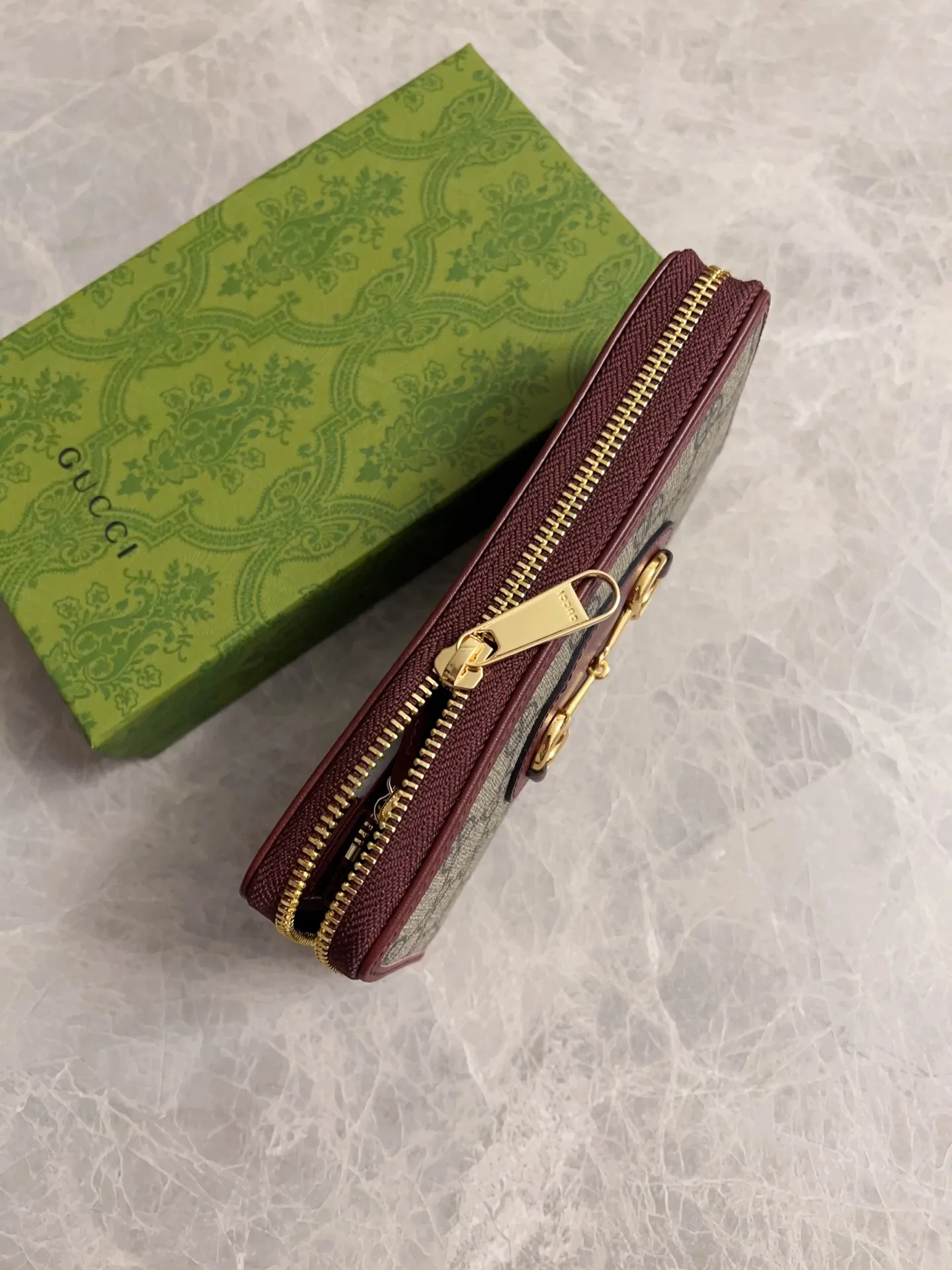 💰420 🇭🇺🇭🇺 Newly launched Gucci made of GG Supreme premium man-made canvas and brown leather 🍿🍿1955 Horsebit Card Holder This series adopts the same double ring and long strip design as the handbag 🍿🍿This detail is inspired by the brand’s equestrian roots 🍿🍿 It is one of Gucci’s classic heritage 🍿🍿 It is also one of the brand’s most representative symbolic elements 🍿🍿Model: 621889, size: 19.5x10x3cm