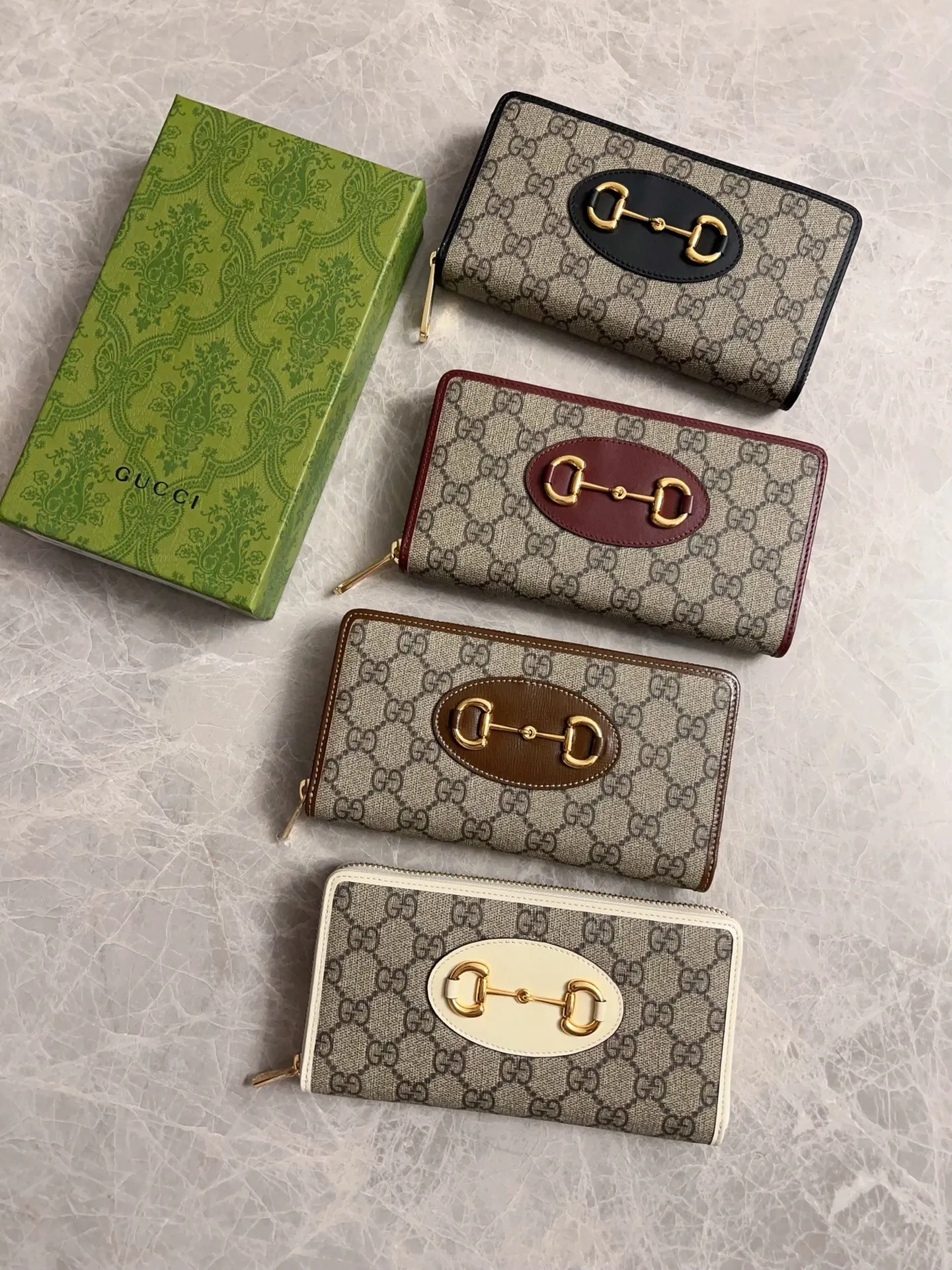 💰420 🇭🇺🇭🇺 Newly launched Gucci made of GG Supreme premium man-made canvas and brown leather 🍿🍿1955 Horsebit Card Holder This series adopts the same double ring and long strip design as the handbag 🍿🍿This detail is inspired by the brand’s equestrian roots 🍿🍿 It is one of Gucci’s classic heritage 🍿🍿 It is also one of the brand’s most representative symbolic elements 🍿🍿Model: 621889, size: 19.5x10x3cm
