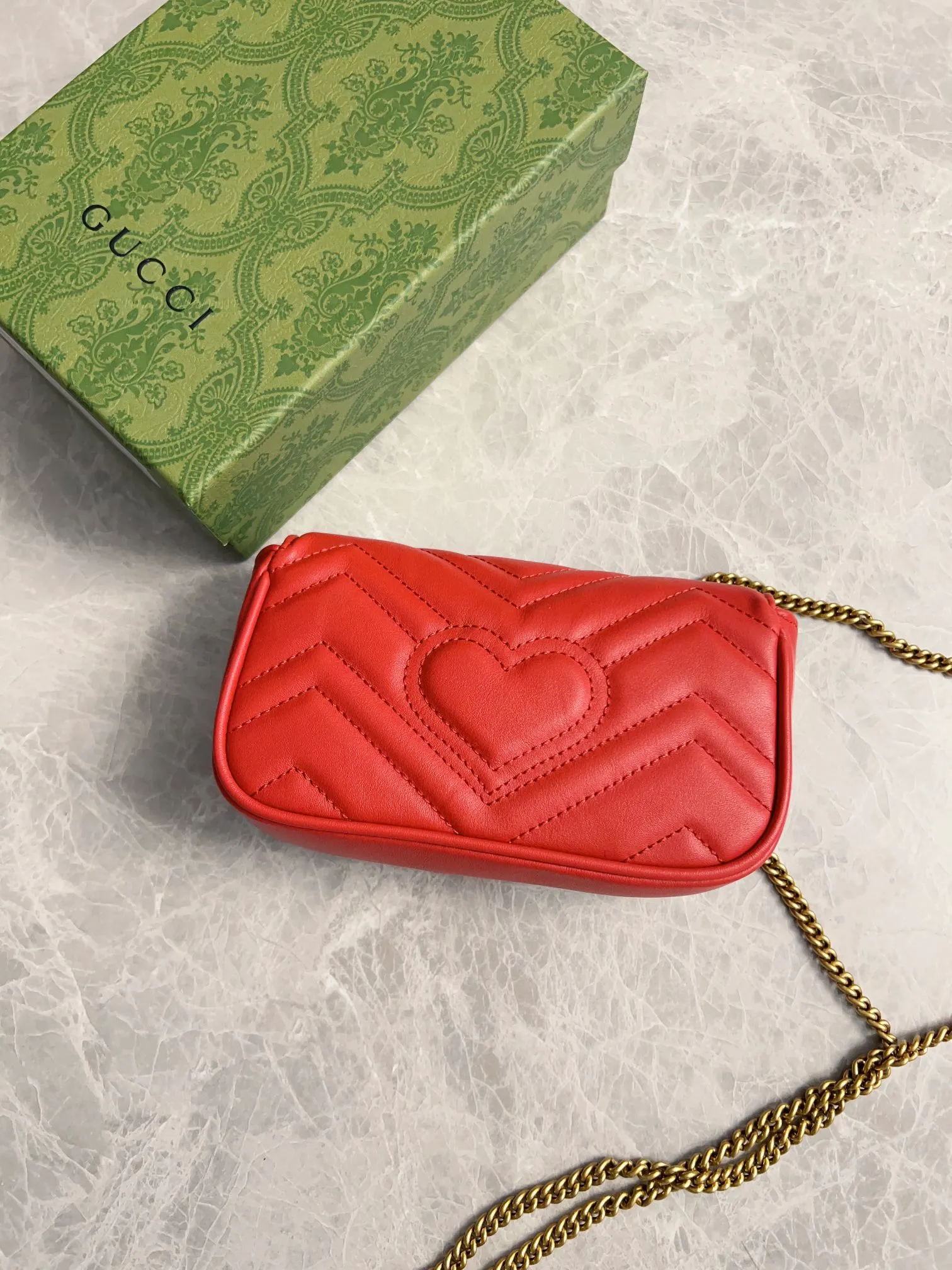 💰600 upgraded version 🇭🇺🇭🇺GUCCI official website updated simultaneously ~ GG marmont series 🐡🐡The latest mini bag, a cute and stylish artifact 🐡🐡The cute design is more practical and can easily accommodate plus mobile phones, lipsticks, and small card holders🐡🐡Imported calfskin is soft to the touch, fashionable and compact! 🐡🐡 Model: 476433, size: 16.5*10.2*5.1 cm, color: black, green, white, bright red, nude pink