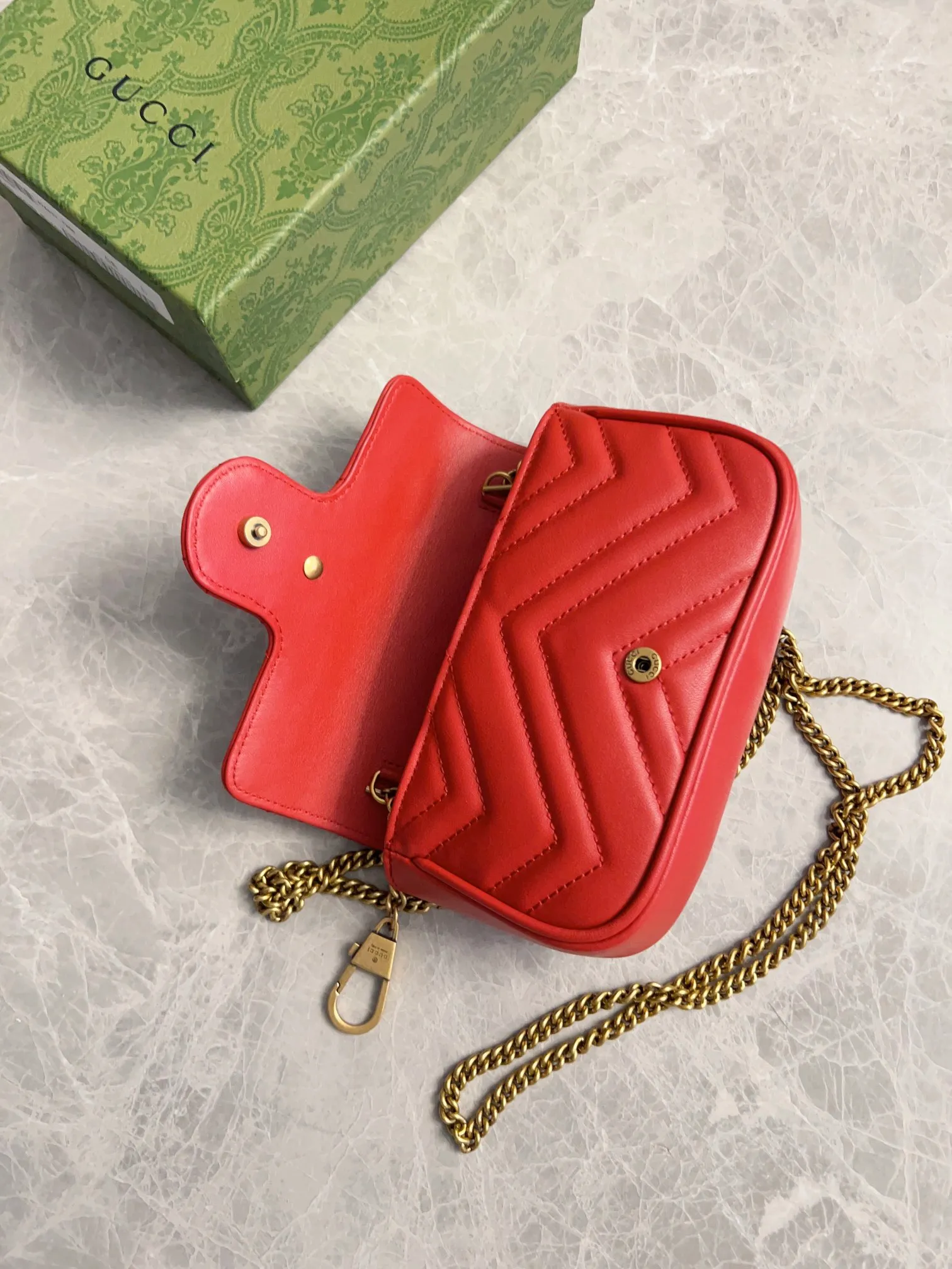 💰600 upgraded version 🇭🇺🇭🇺GUCCI official website updated simultaneously ~ GG marmont series 🐡🐡The latest mini bag, a cute and stylish artifact 🐡🐡The cute design is more practical and can easily accommodate plus mobile phones, lipsticks, and small card holders🐡🐡Imported calfskin is soft to the touch, fashionable and compact! 🐡🐡 Model: 476433, size: 16.5*10.2*5.1 cm, color: black, green, white, bright red, nude pink