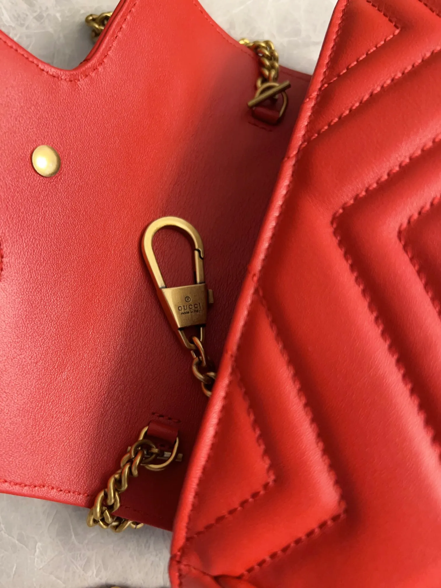 💰600 upgraded version 🇭🇺🇭🇺GUCCI official website updated simultaneously ~ GG marmont series 🐡🐡The latest mini bag, a cute and stylish artifact 🐡🐡The cute design is more practical and can easily accommodate plus mobile phones, lipsticks, and small card holders🐡🐡Imported calfskin is soft to the touch, fashionable and compact! 🐡🐡 Model: 476433, size: 16.5*10.2*5.1 cm, color: black, green, white, bright red, nude pink