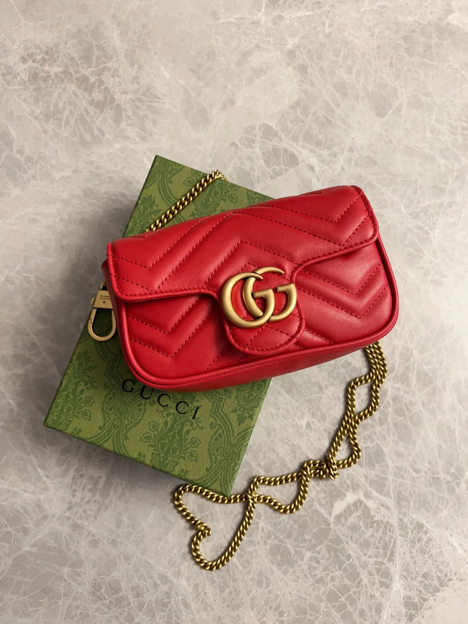 💰600 upgraded version 🇭🇺🇭🇺GUCCI official website updated simultaneously ~ GG marmont series 🐡🐡The latest mini bag, a cute and stylish artifact 🐡🐡The cute design is more practical and can easily accommodate plus mobile phones, lipsticks, and small card holders🐡🐡Imported calfskin is soft to the touch, fashionable and compact! 🐡🐡 Model: 476433, size: 16.5*10.2*5.1 cm, color: black, green, white, bright red, nude pink
