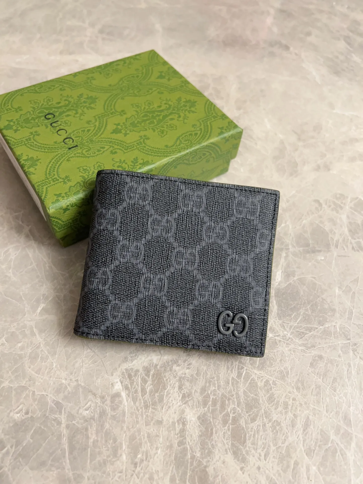 💰310 🇭🇺🇭🇺Gucci’s latest collection ~ Short clip 🧤🧤The two-tone design full of contrasting beauty makes the GG logo emblazoned on the body of the bag shine. 🧤🧤The fabric is made of black GG, and the lining is made of contrasting cowhide. 🧤🧤Black GG Supreme canvas, with dark gray ceramic effect double G, size: 11x 9cm Model: 768243 (original product)