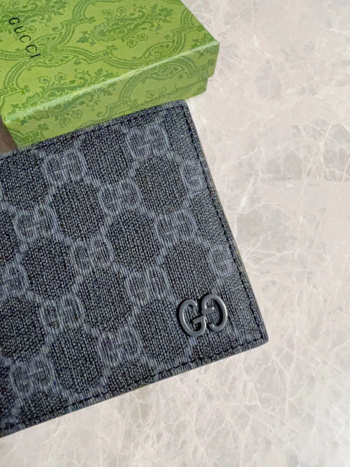 💰310 🇭🇺🇭🇺Gucci’s latest collection ~ Short clip 🧤🧤The two-tone design full of contrasting beauty makes the GG logo emblazoned on the body of the bag shine. 🧤🧤The fabric is made of black GG, and the lining is made of contrasting cowhide. 🧤🧤Black GG Supreme canvas, with dark gray ceramic effect double G, size: 11x 9cm Model: 768243 (original product)