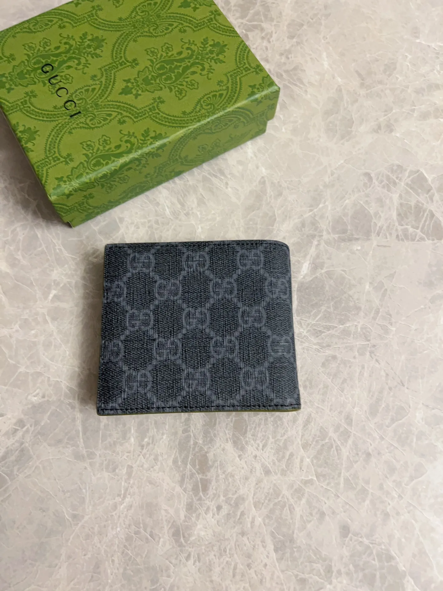 💰310 🇭🇺🇭🇺Gucci’s latest collection ~ Short clip 🧤🧤The two-tone design full of contrasting beauty makes the GG logo emblazoned on the body of the bag shine. 🧤🧤The fabric is made of black GG, and the lining is made of contrasting cowhide. 🧤🧤Black GG Supreme canvas, with dark gray ceramic effect double G, size: 11x 9cm Model: 768243 (original product)