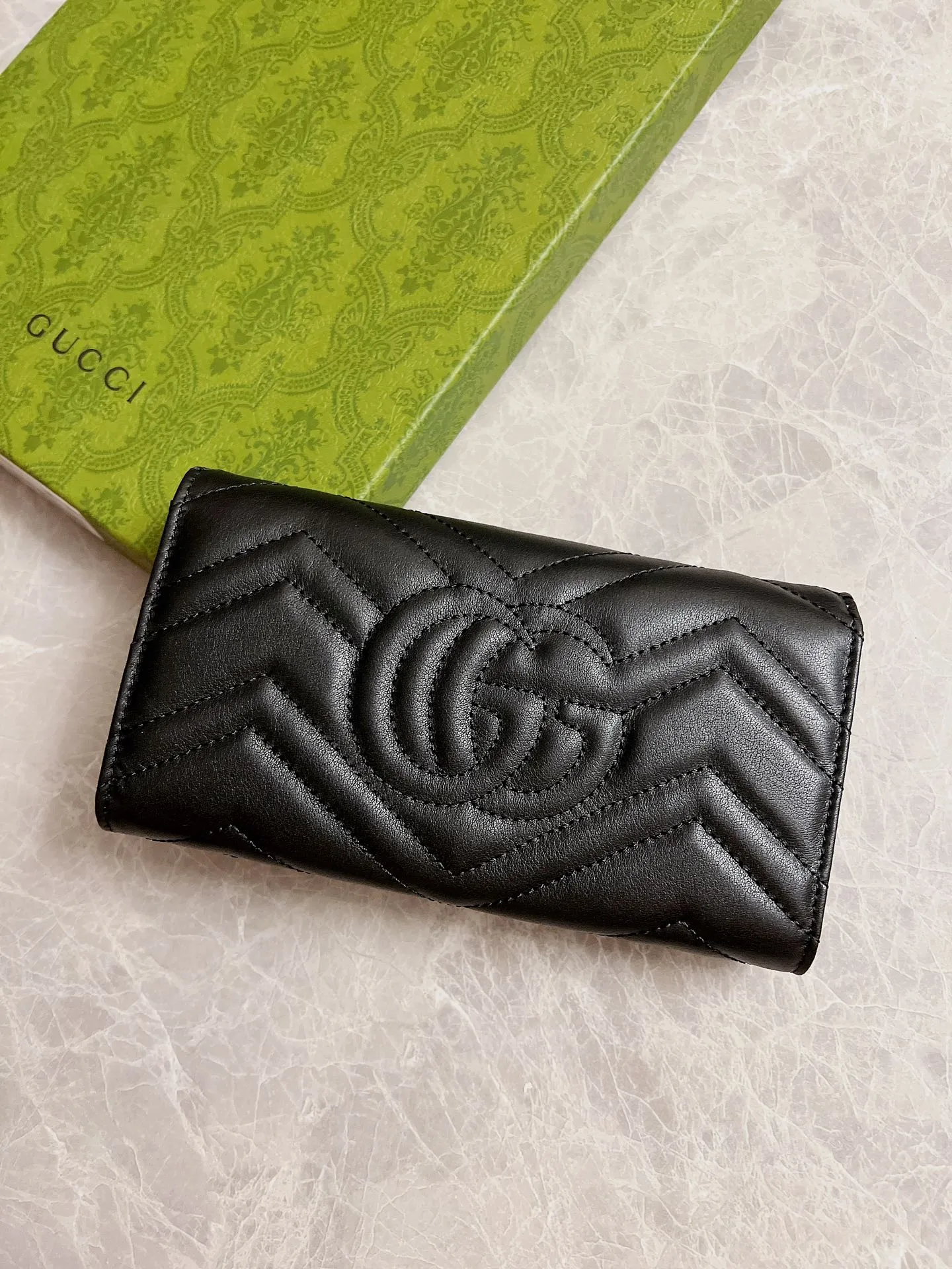💰420 🇭🇺🇭🇺Latest ~ GG Marmont long wallet 💋💋 Made of quilted leather with GG logo embroidered on the back 💋💋GG logo vintage gold-tone hardware 💋💋 Italian-made Double G buckle snap closure 💋💋 12 card compartments and 2 Bill compartments💋💋2 separate internal compartments Zippered coin pocket closure💋💋Model: 443436, Dimensions: 19 x 10 x 3.5 CM, Color: black, red, pink,