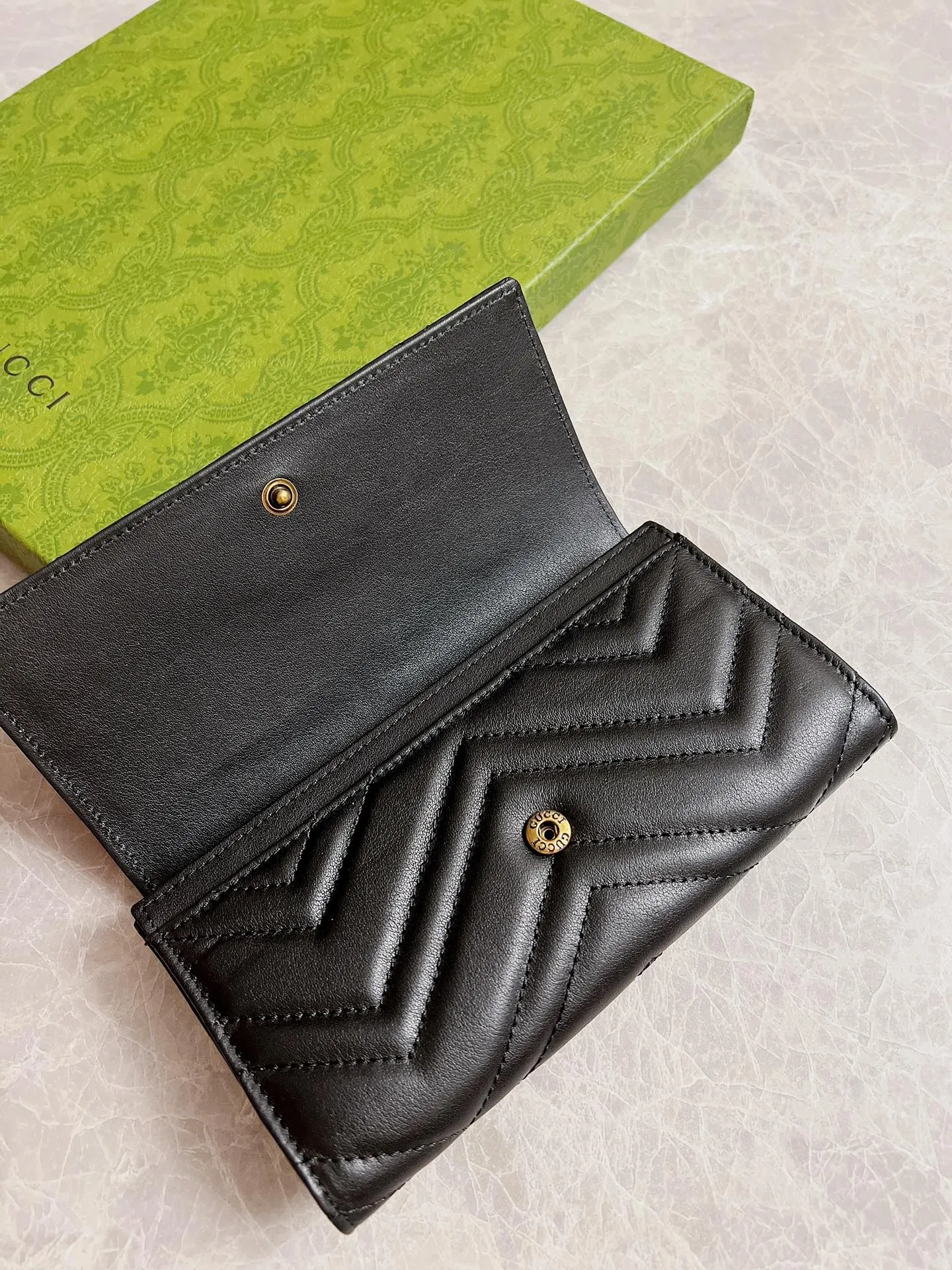 💰420 🇭🇺🇭🇺Latest ~ GG Marmont long wallet 💋💋 Made of quilted leather with GG logo embroidered on the back 💋💋GG logo vintage gold-tone hardware 💋💋 Italian-made Double G buckle snap closure 💋💋 12 card compartments and 2 Bill compartments💋💋2 separate internal compartments Zippered coin pocket closure💋💋Model: 443436, Dimensions: 19 x 10 x 3.5 CM, Color: black, red, pink,