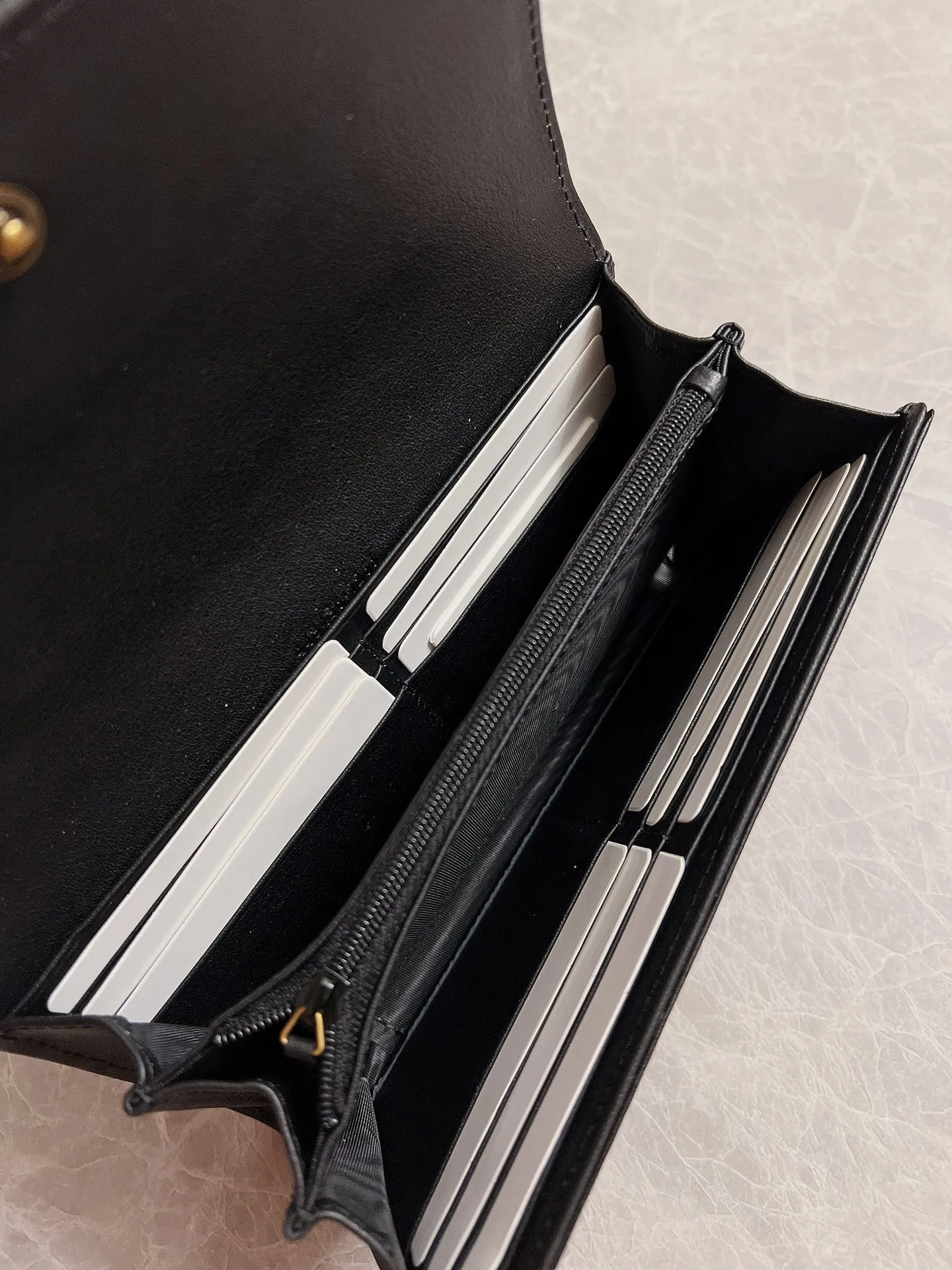 💰420 🇭🇺🇭🇺Latest ~ GG Marmont long wallet 💋💋 Made of quilted leather with GG logo embroidered on the back 💋💋GG logo vintage gold-tone hardware 💋💋 Italian-made Double G buckle snap closure 💋💋 12 card compartments and 2 Bill compartments💋💋2 separate internal compartments Zippered coin pocket closure💋💋Model: 443436, Dimensions: 19 x 10 x 3.5 CM, Color: black, red, pink,