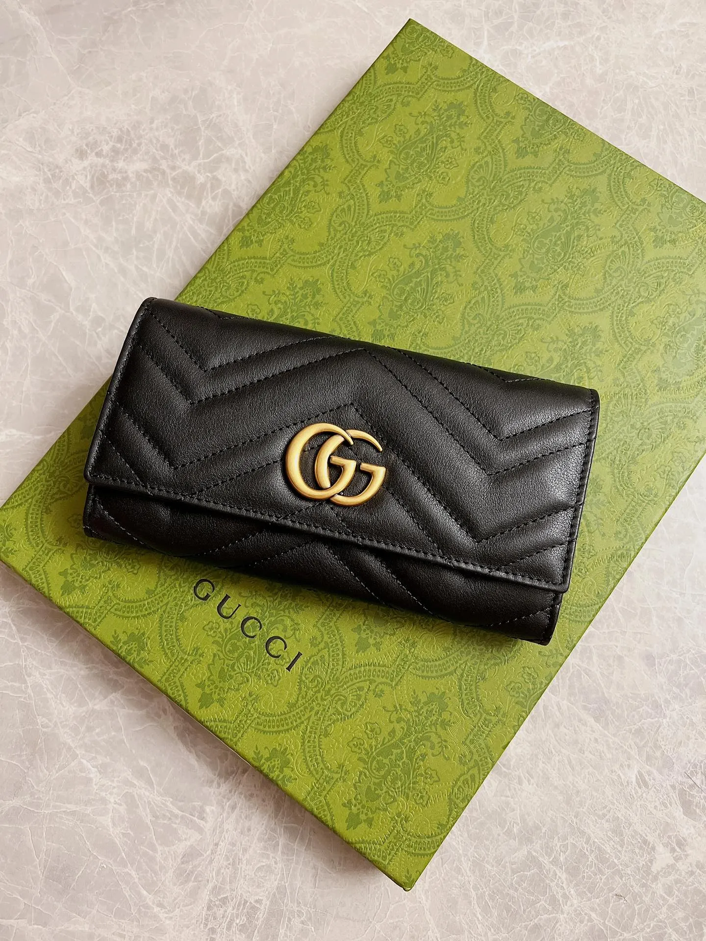 💰420 🇭🇺🇭🇺Latest ~ GG Marmont long wallet 💋💋 Made of quilted leather with GG logo embroidered on the back 💋💋GG logo vintage gold-tone hardware 💋💋 Italian-made Double G buckle snap closure 💋💋 12 card compartments and 2 Bill compartments💋💋2 separate internal compartments Zippered coin pocket closure💋💋Model: 443436, Dimensions: 19 x 10 x 3.5 CM, Color: black, red, pink,