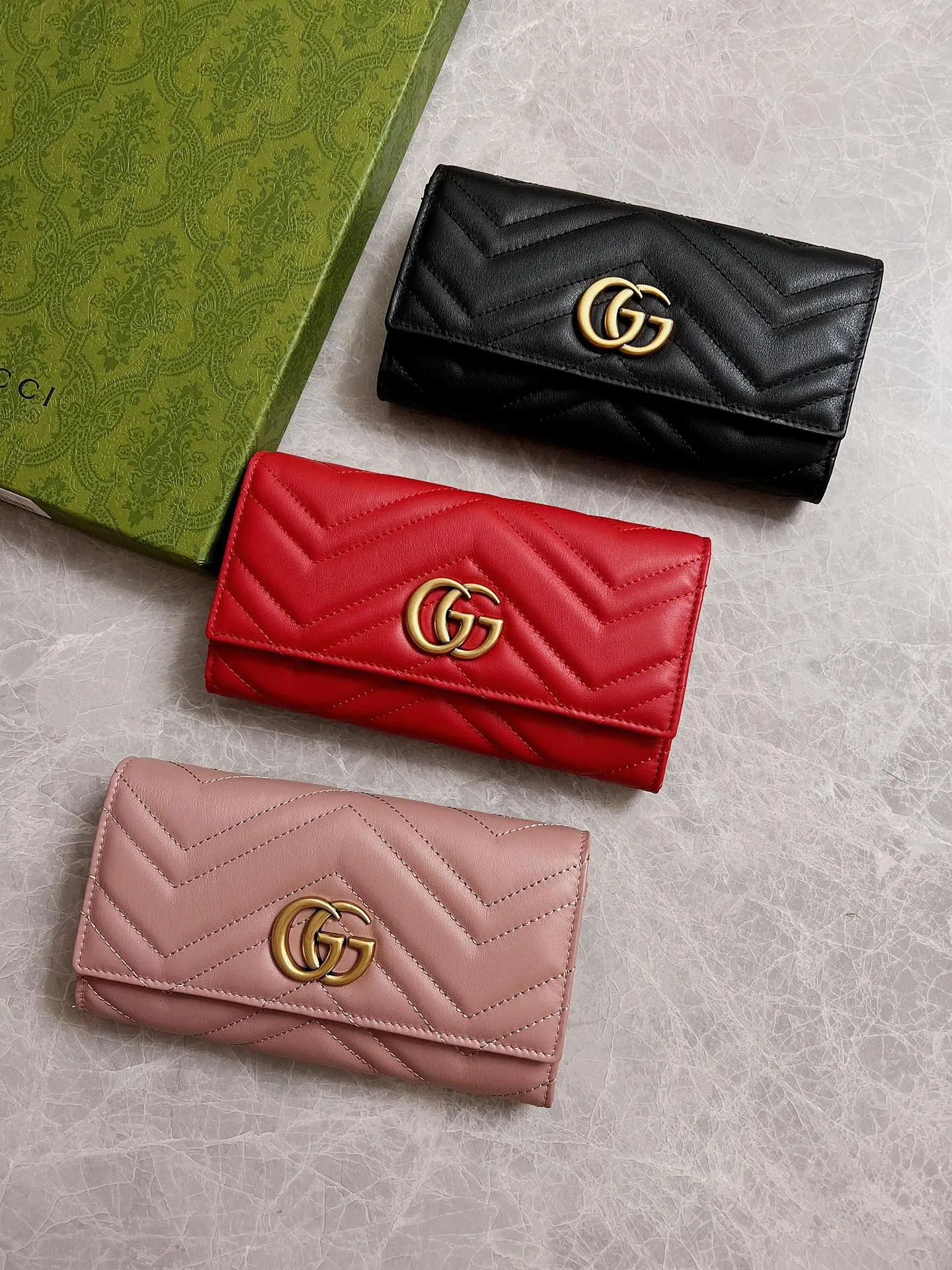 💰420 🇭🇺🇭🇺Latest ~ GG Marmont long wallet 💋💋 Made of quilted leather with GG logo embroidered on the back 💋💋GG logo vintage gold-tone hardware 💋💋 Italian-made Double G buckle snap closure 💋💋 12 card compartments and 2 Bill compartments💋💋2 separate internal compartments Zippered coin pocket closure💋💋Model: 443436, Dimensions: 19 x 10 x 3.5 CM, Color: black, red, pink,