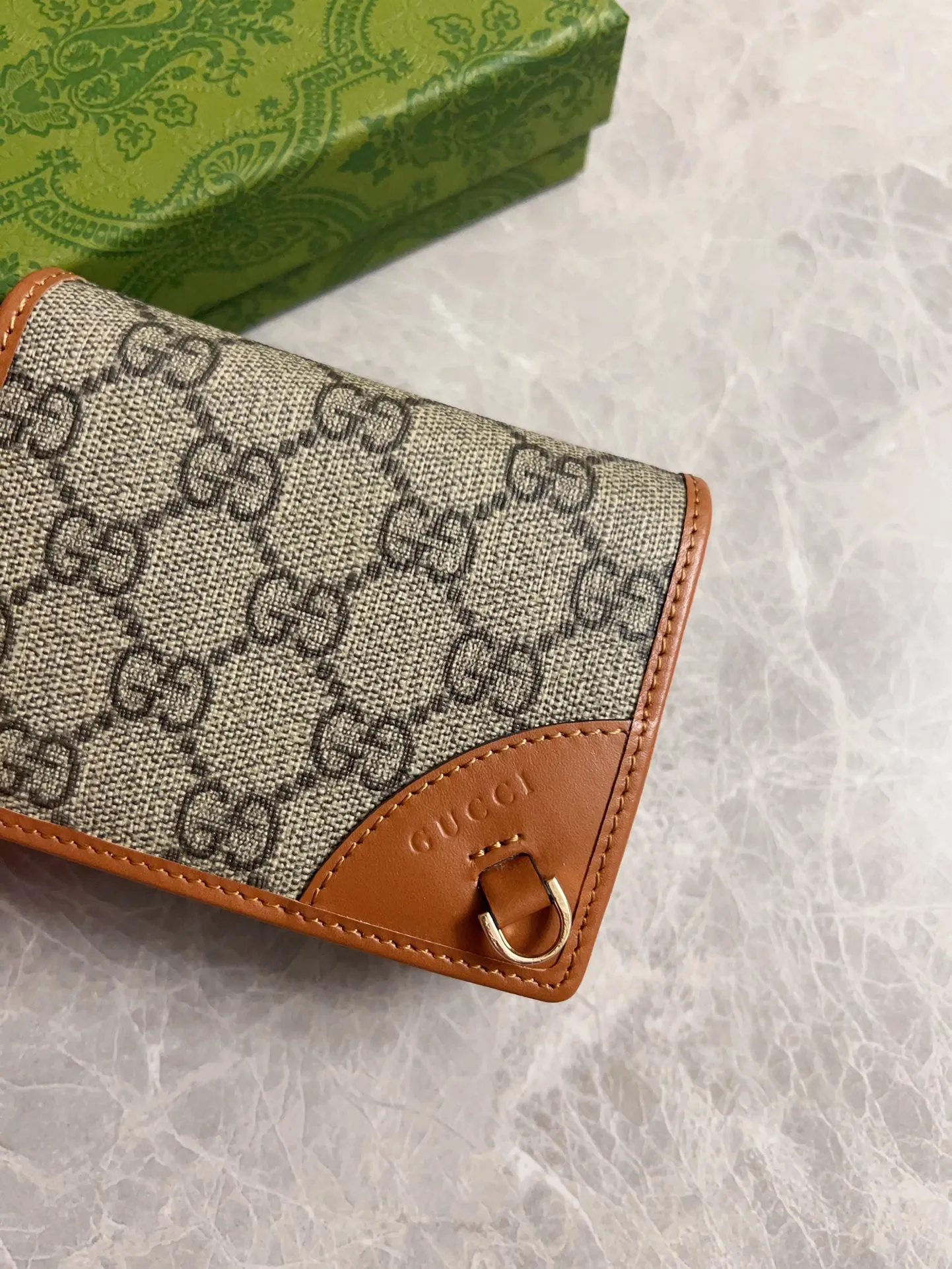 💰380 🇮🇹🇮🇹‼ ️GG Emblem series mini wallet ~ card holder The new GG Emblem series reinterprets the brand's timeless elegance and exquisite craftsmanship 🍒🍒This beige and dark brown mini wallet reinterprets the brand's new small accessories series, 🍒🍒It is crafted from the new GG letter pattern canvas 🍒🍒Elaborately equipped with multiple compartments and cleverly integrated into practical snap closures. Model: 820692 Size: 11x8.5x3cm Color: black, brown/pvc.