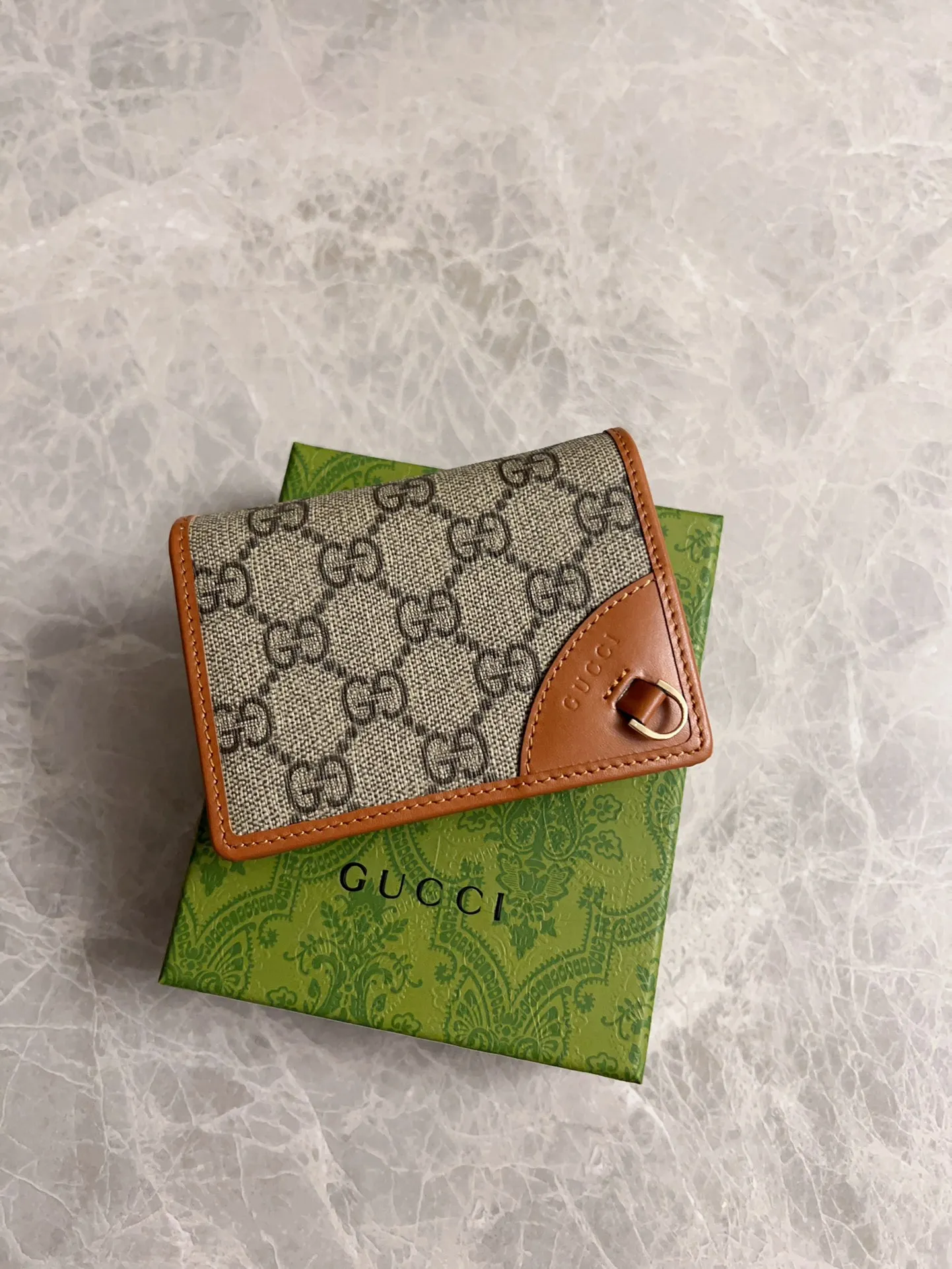 💰380 🇮🇹🇮🇹‼ ️GG Emblem series mini wallet ~ card holder The new GG Emblem series reinterprets the brand's timeless elegance and exquisite craftsmanship 🍒🍒This beige and dark brown mini wallet reinterprets the brand's new small accessories series, 🍒🍒It is crafted from the new GG letter pattern canvas 🍒🍒Elaborately equipped with multiple compartments and cleverly integrated into practical snap closures. Model: 820692 Size: 11x8.5x3cm Color: black, brown/pvc.