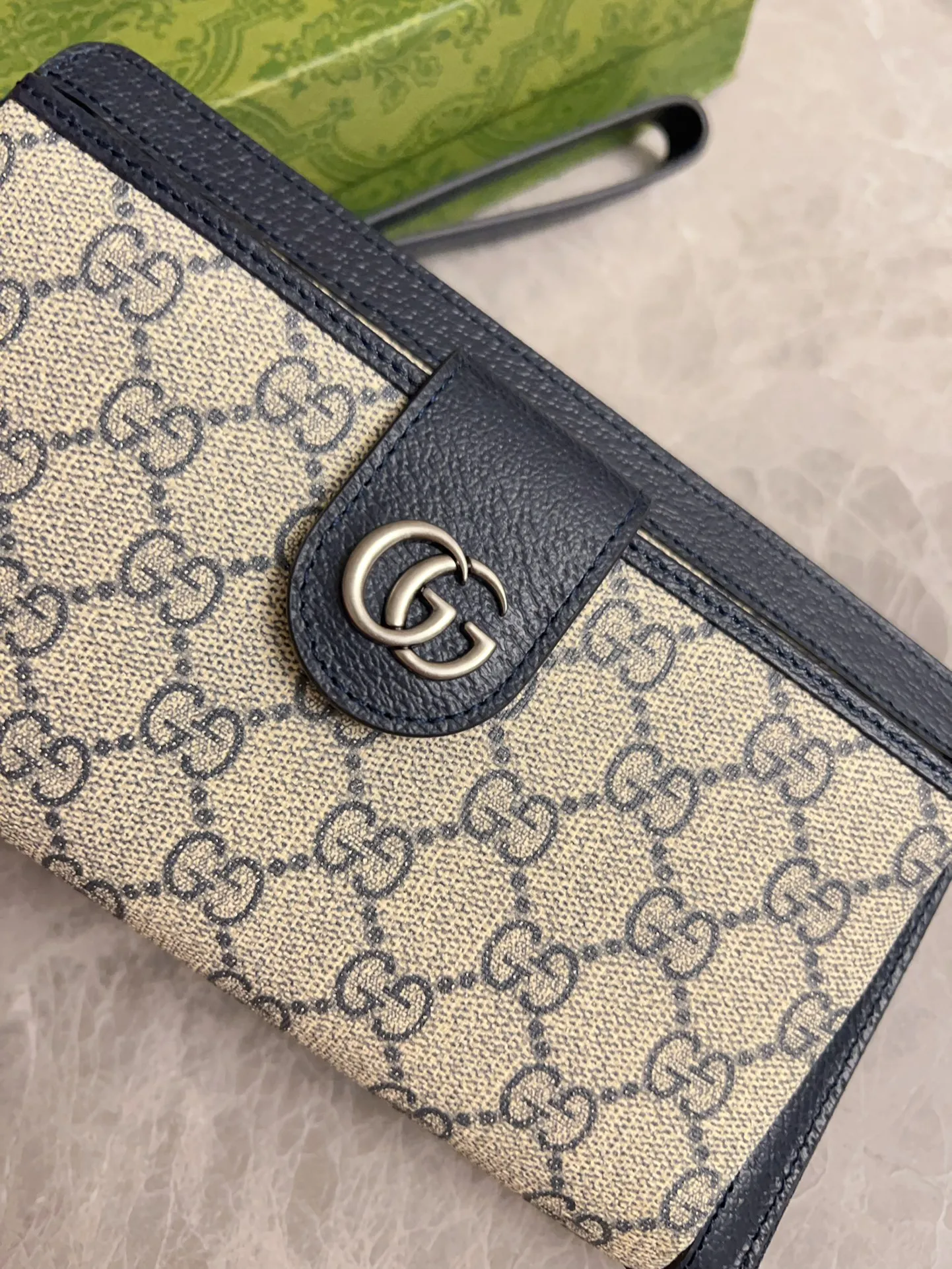 💰600 🇭🇺🇭🇺GG Ophidia series combines the traditional essence of Gucci with modern design to present dazzling new works with ingenuity. 🧤🧤This wallet is crafted from GG Supreme canvas and embellished with palladium silver-toned Double G-shaped accessories, making the entire design more eye-catching. 🧤🧤Detachable wrist strap, zipper closure🧤🧤Model number: 760248. Dimensions: 21(width) x 12(h) x 4cm(d)
