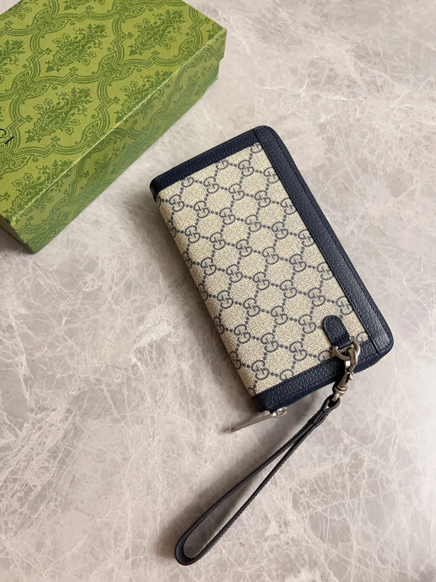💰600 🇭🇺🇭🇺GG Ophidia series combines the traditional essence of Gucci with modern design to present dazzling new works with ingenuity. 🧤🧤This wallet is crafted from GG Supreme canvas and embellished with palladium silver-toned Double G-shaped accessories, making the entire design more eye-catching. 🧤🧤Detachable wrist strap, zipper closure🧤🧤Model number: 760248. Dimensions: 21(width) x 12(h) x 4cm(d)