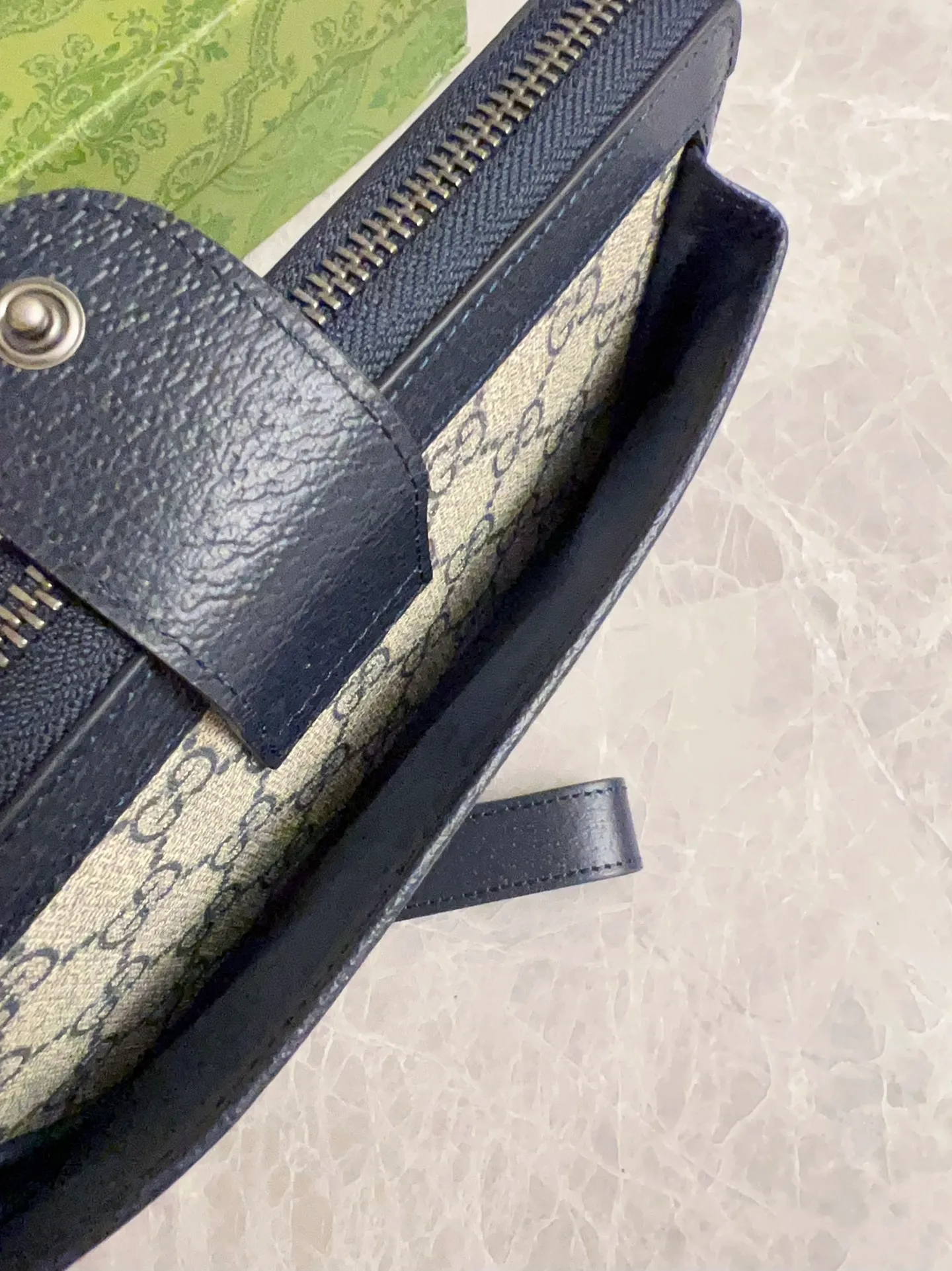 💰600 🇭🇺🇭🇺GG Ophidia series combines the traditional essence of Gucci with modern design to present dazzling new works with ingenuity. 🧤🧤This wallet is crafted from GG Supreme canvas and embellished with palladium silver-toned Double G-shaped accessories, making the entire design more eye-catching. 🧤🧤Detachable wrist strap, zipper closure🧤🧤Model number: 760248. Dimensions: 21(width) x 12(h) x 4cm(d)