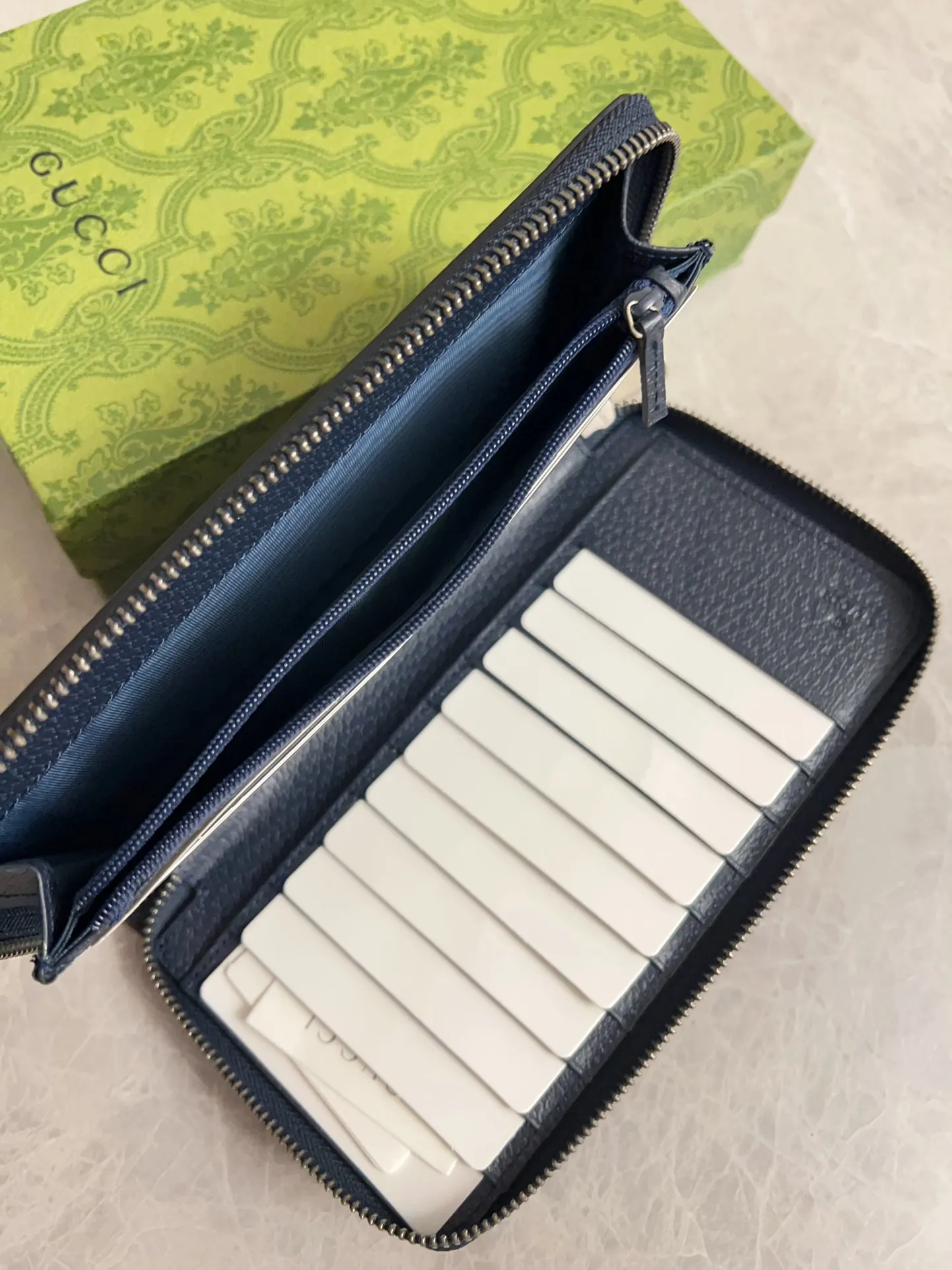 💰600 🇭🇺🇭🇺GG Ophidia series combines the traditional essence of Gucci with modern design to present dazzling new works with ingenuity. 🧤🧤This wallet is crafted from GG Supreme canvas and embellished with palladium silver-toned Double G-shaped accessories, making the entire design more eye-catching. 🧤🧤Detachable wrist strap, zipper closure🧤🧤Model number: 760248. Dimensions: 21(width) x 12(h) x 4cm(d)