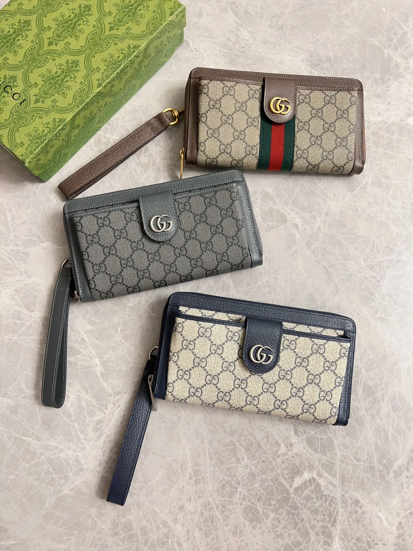 💰600 🇭🇺🇭🇺GG Ophidia series combines the traditional essence of Gucci with modern design to present dazzling new works with ingenuity. 🧤🧤This wallet is crafted from GG Supreme canvas and embellished with palladium silver-toned Double G-shaped accessories, making the entire design more eye-catching. 🧤🧤Detachable wrist strap, zipper closure🧤🧤Model number: 760248. Dimensions: 21(width) x 12(h) x 4cm(d)