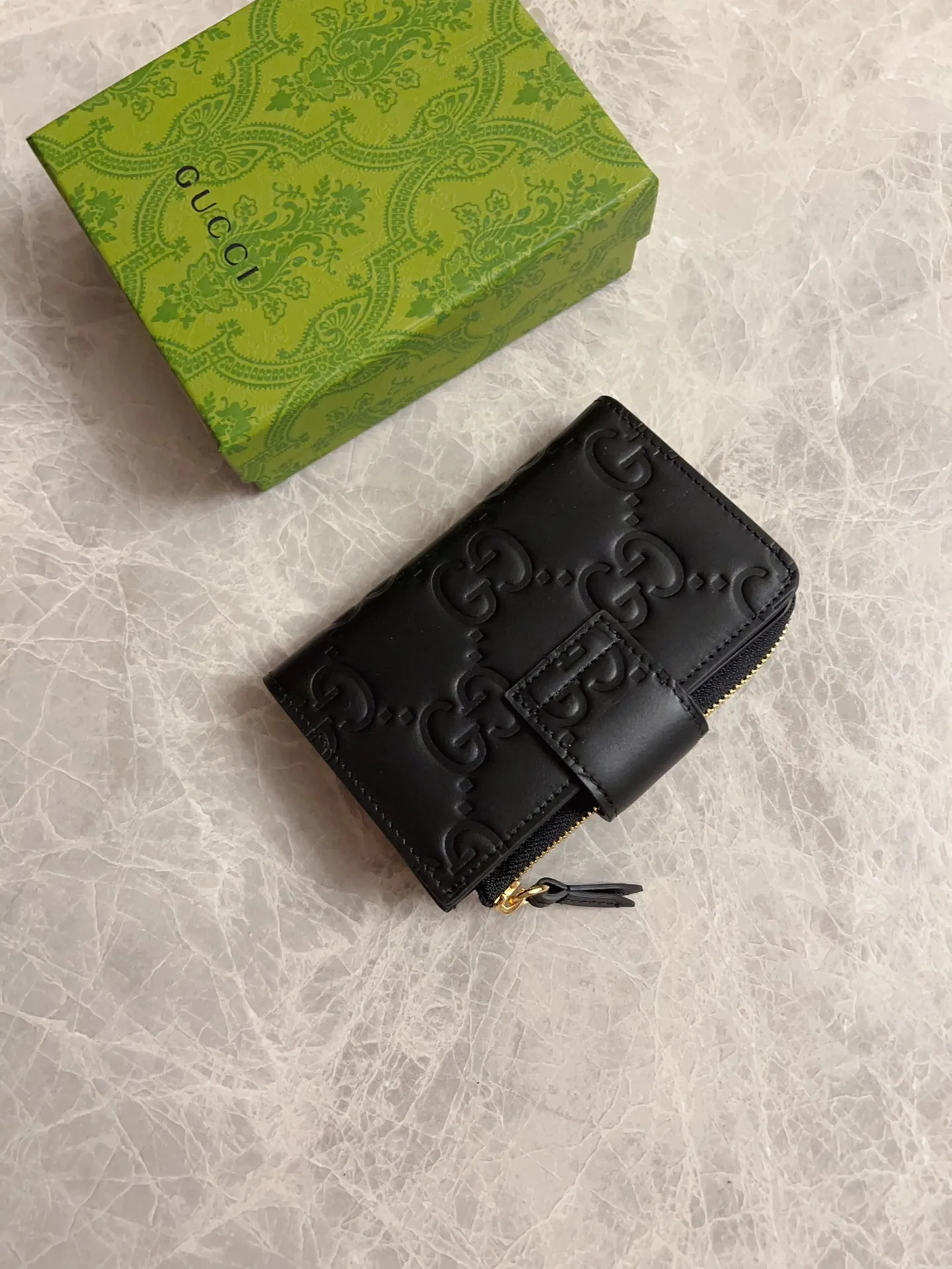 💰480 🇭🇺🇭🇺Gucci [New Product] The classic GG pattern with rich texture and luster injects a unique style into this elegant black medium wallet 🍉🍉. Black GG cowhide, antique gold tone metal buttons🍉🍉 Model: 790131 Size: 13x 8.5x2 Color: Black Made in Italy