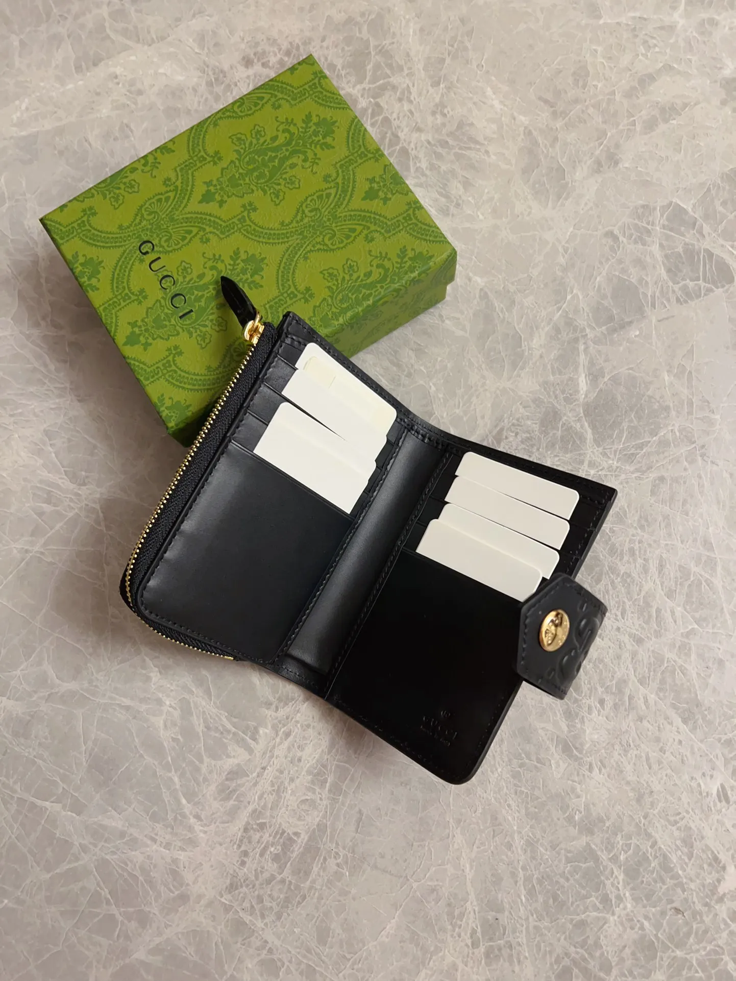 💰480 🇭🇺🇭🇺Gucci [New Product] The classic GG pattern with rich texture and luster injects a unique style into this elegant black medium wallet 🍉🍉. Black GG cowhide, antique gold tone metal buttons🍉🍉 Model: 790131 Size: 13x 8.5x2 Color: Black Made in Italy