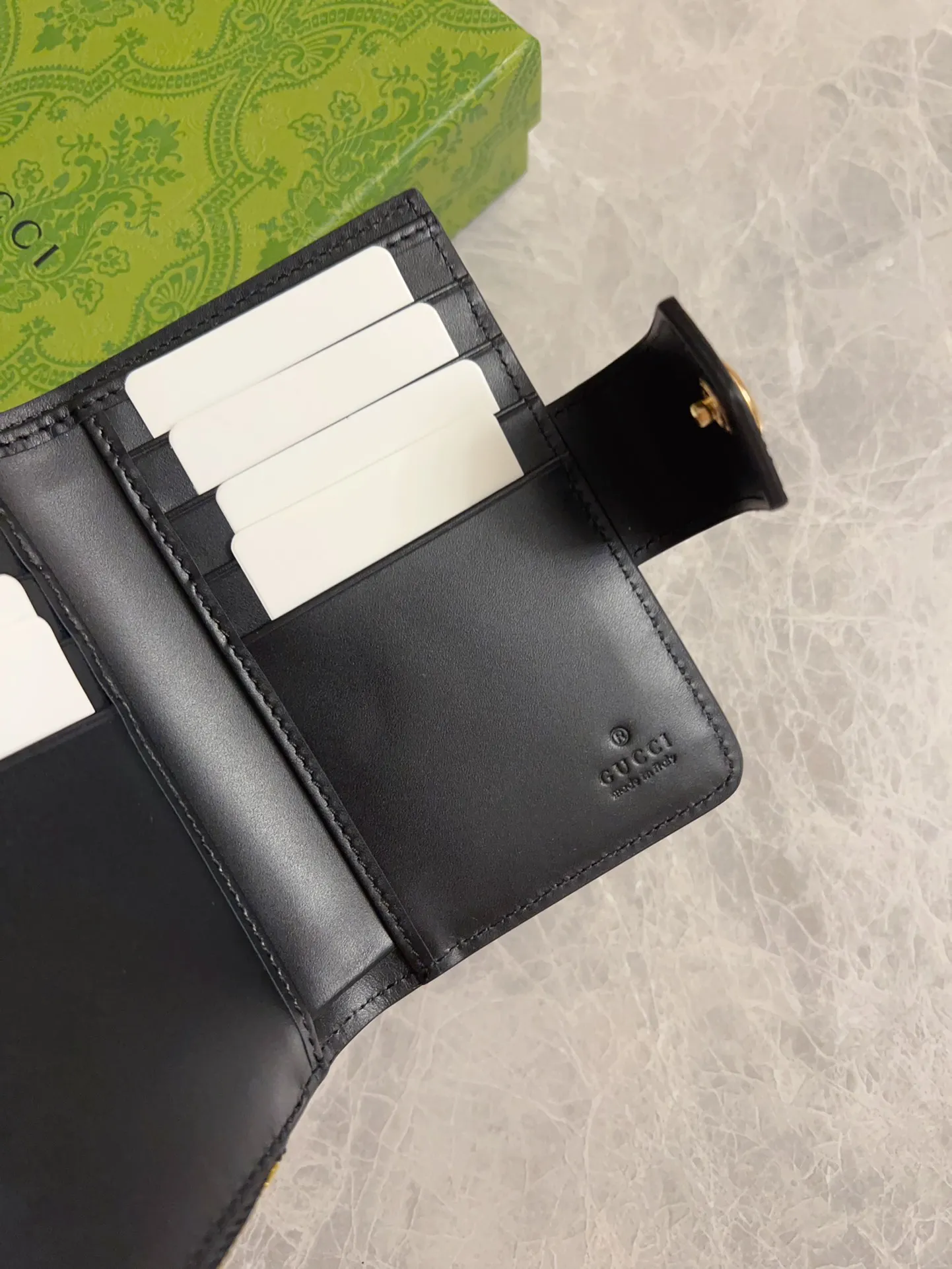 💰480 🇭🇺🇭🇺Gucci [New Product] The classic GG pattern with rich texture and luster injects a unique style into this elegant black medium wallet 🍉🍉. Black GG cowhide, antique gold tone metal buttons🍉🍉 Model: 790131 Size: 13x 8.5x2 Color: Black Made in Italy