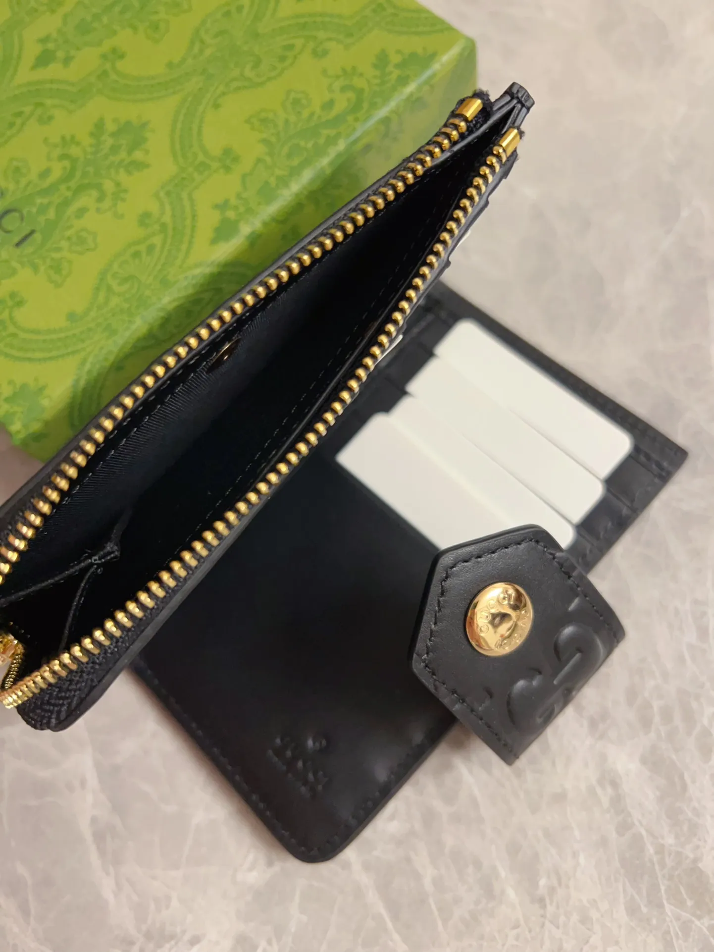 💰480 🇭🇺🇭🇺Gucci [New Product] The classic GG pattern with rich texture and luster injects a unique style into this elegant black medium wallet 🍉🍉. Black GG cowhide, antique gold tone metal buttons🍉🍉 Model: 790131 Size: 13x 8.5x2 Color: Black Made in Italy