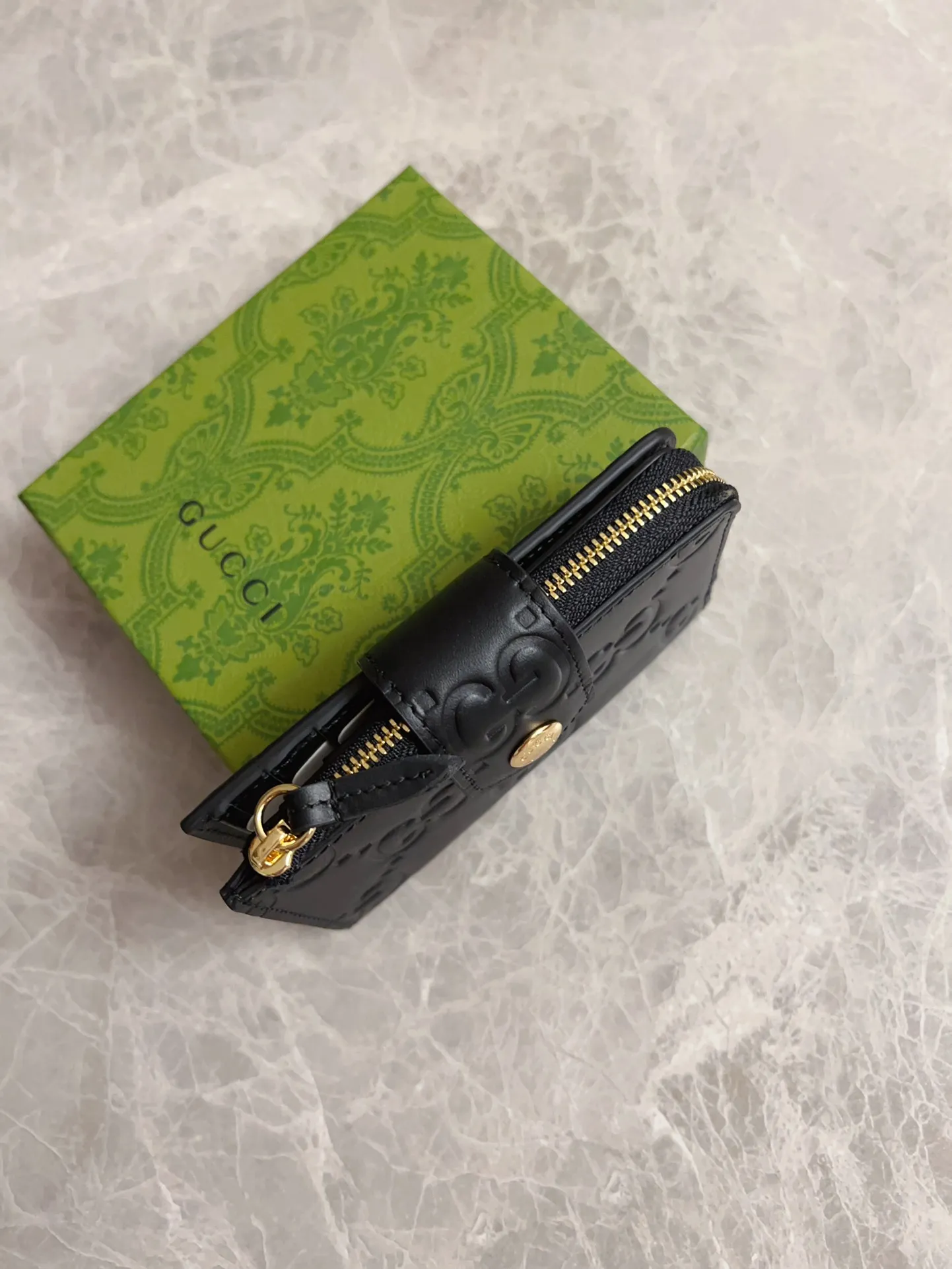 💰480 🇭🇺🇭🇺Gucci [New Product] The classic GG pattern with rich texture and luster injects a unique style into this elegant black medium wallet 🍉🍉. Black GG cowhide, antique gold tone metal buttons🍉🍉 Model: 790131 Size: 13x 8.5x2 Color: Black Made in Italy