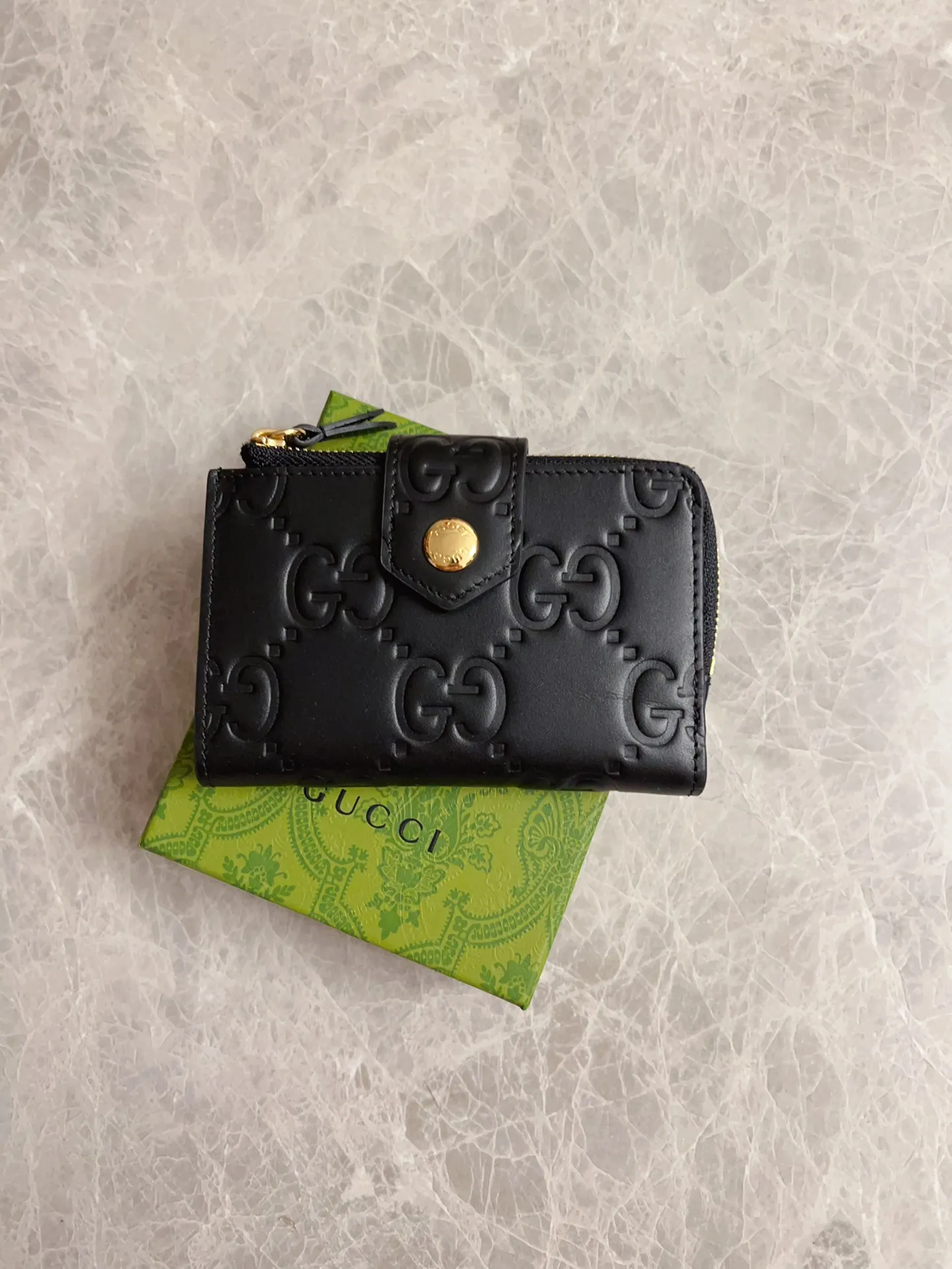 💰480 🇭🇺🇭🇺Gucci [New Product] The classic GG pattern with rich texture and luster injects a unique style into this elegant black medium wallet 🍉🍉. Black GG cowhide, antique gold tone metal buttons🍉🍉 Model: 790131 Size: 13x 8.5x2 Color: Black Made in Italy