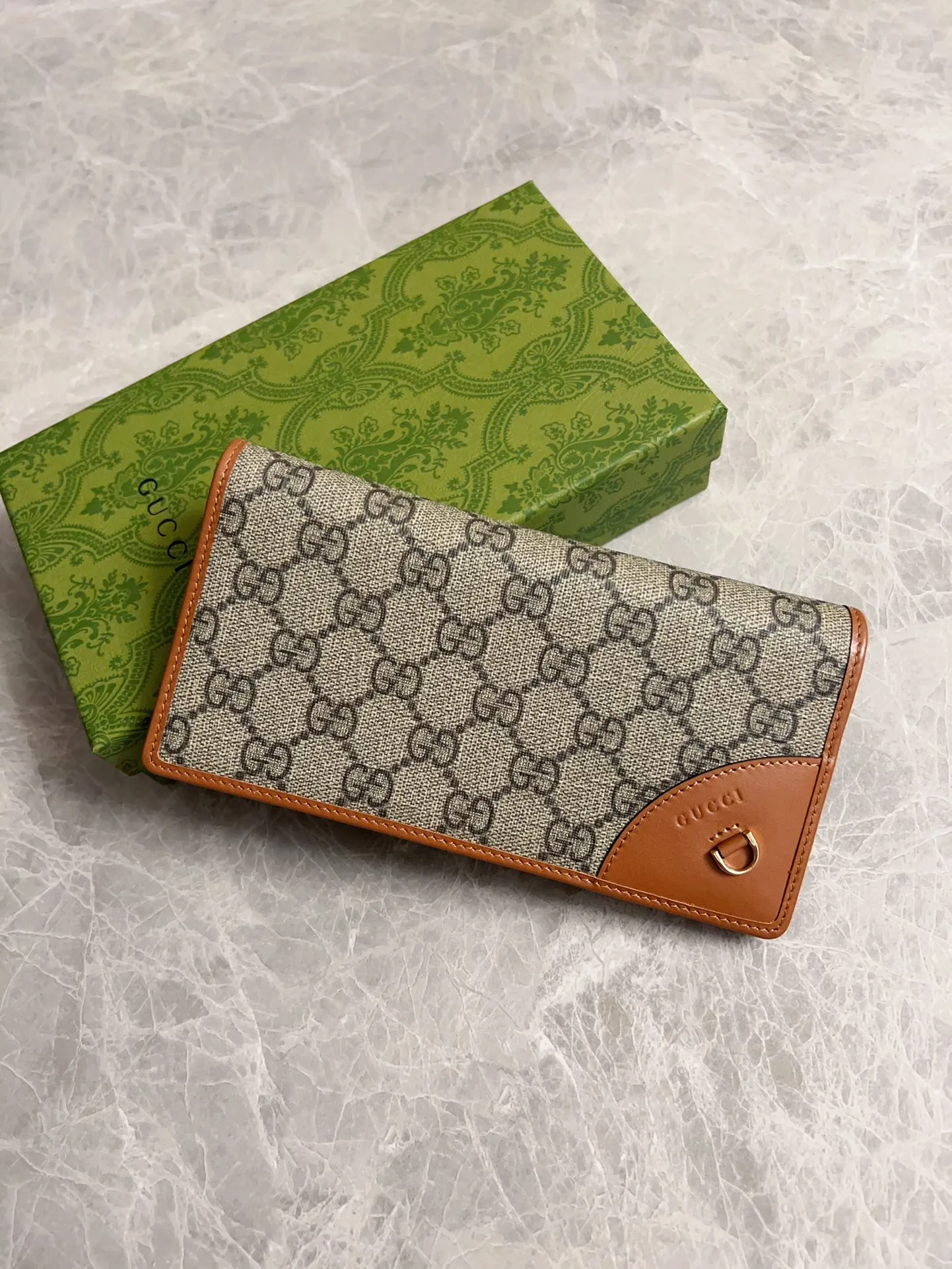 💰440 🇮🇹🇮🇹‼ ️GG Emblem series🏭🏭 The new GG Emblem series reinterprets the brand's timeless elegance and exquisite craftsmanship🏭🏭This beige and dark brown mini wallet reinterprets the brand's new small accessories series🏭🏭It is crafted from the new GG monogram canvas. Carefully equipped with multiple compartment card slots and cleverly integrated with practical snap closure🏭🏭 Model: 821802 Size: 19x11cm Color: black, brown/PVC.