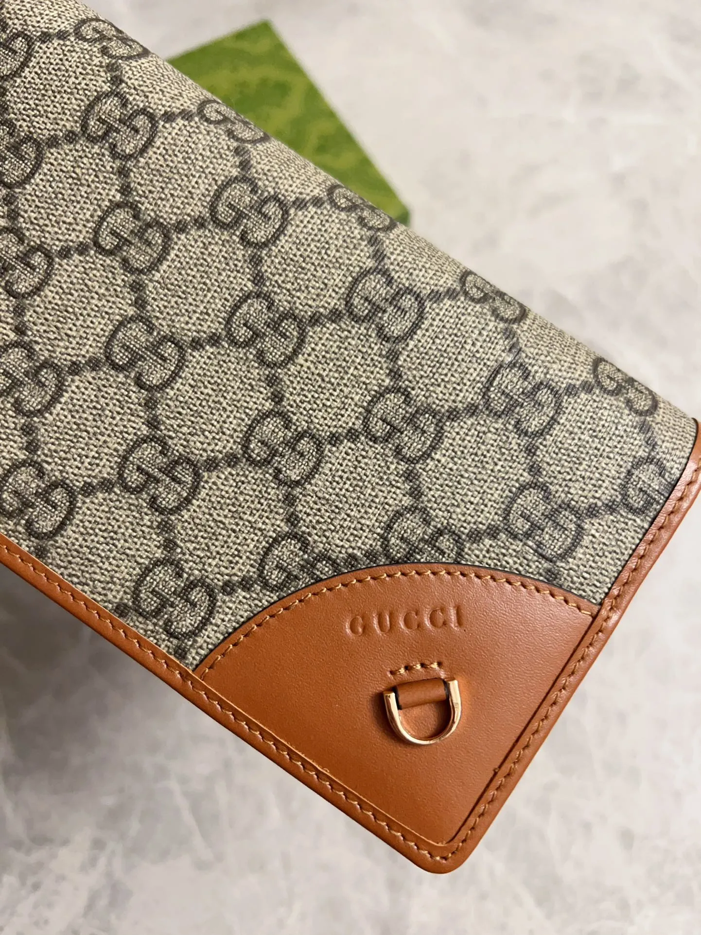 💰440 🇮🇹🇮🇹‼ ️GG Emblem series🏭🏭 The new GG Emblem series reinterprets the brand's timeless elegance and exquisite craftsmanship🏭🏭This beige and dark brown mini wallet reinterprets the brand's new small accessories series🏭🏭It is crafted from the new GG monogram canvas. Carefully equipped with multiple compartment card slots and cleverly integrated with practical snap closure🏭🏭 Model: 821802 Size: 19x11cm Color: black, brown/PVC.