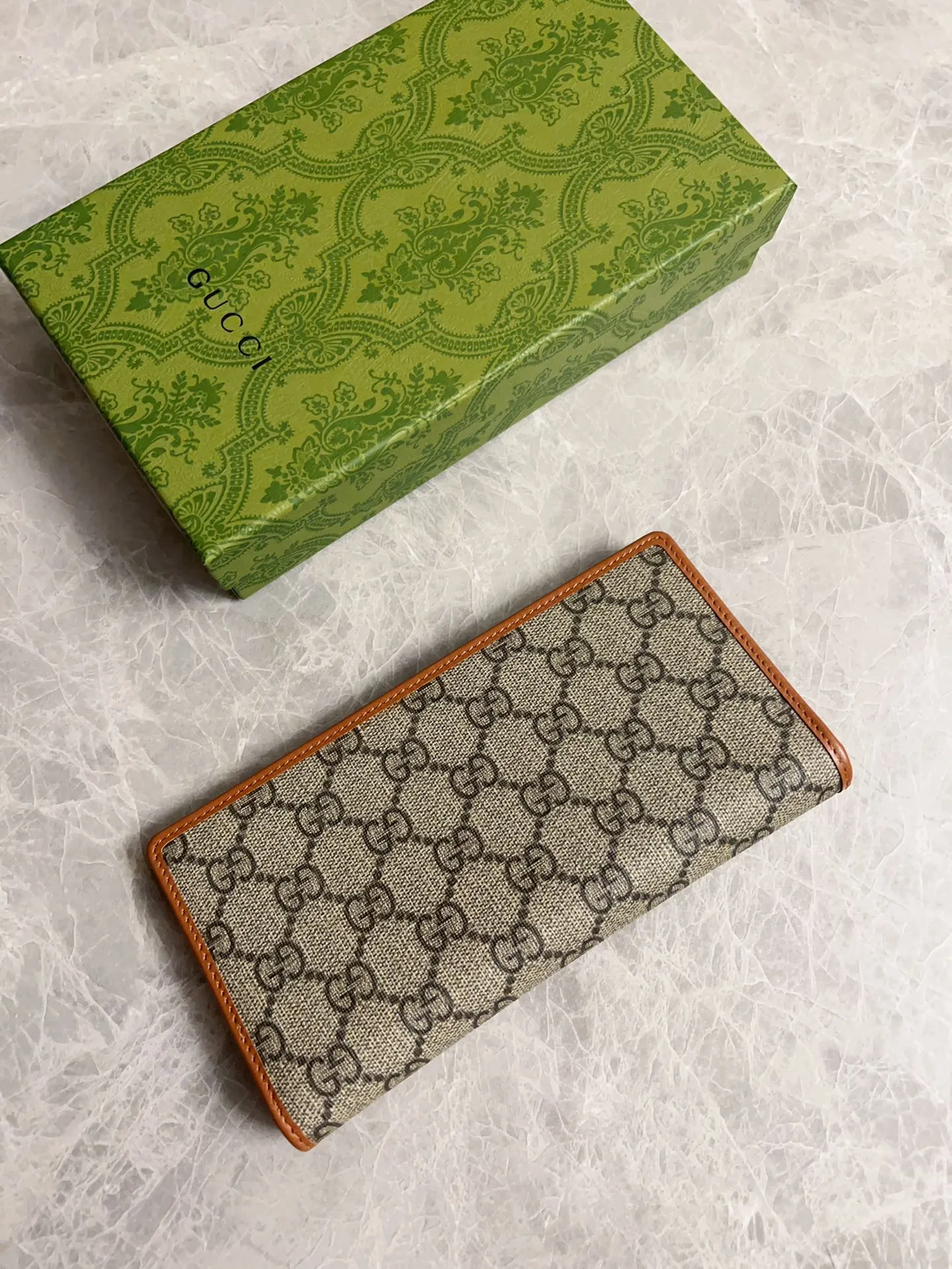 💰440 🇮🇹🇮🇹‼ ️GG Emblem series🏭🏭 The new GG Emblem series reinterprets the brand's timeless elegance and exquisite craftsmanship🏭🏭This beige and dark brown mini wallet reinterprets the brand's new small accessories series🏭🏭It is crafted from the new GG monogram canvas. Carefully equipped with multiple compartment card slots and cleverly integrated with practical snap closure🏭🏭 Model: 821802 Size: 19x11cm Color: black, brown/PVC.