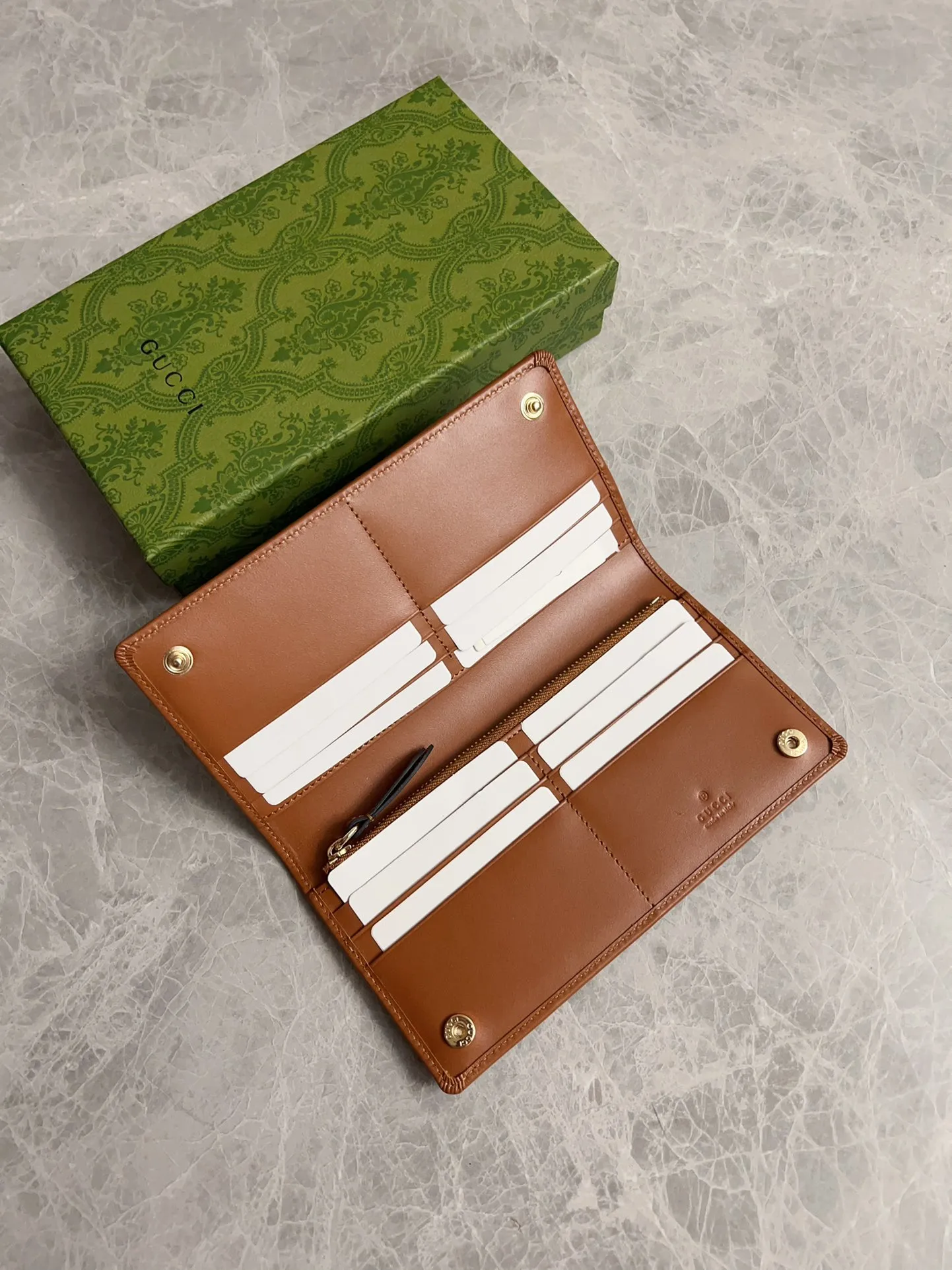 💰440 🇮🇹🇮🇹‼ ️GG Emblem series🏭🏭 The new GG Emblem series reinterprets the brand's timeless elegance and exquisite craftsmanship🏭🏭This beige and dark brown mini wallet reinterprets the brand's new small accessories series🏭🏭It is crafted from the new GG monogram canvas. Carefully equipped with multiple compartment card slots and cleverly integrated with practical snap closure🏭🏭 Model: 821802 Size: 19x11cm Color: black, brown/PVC.