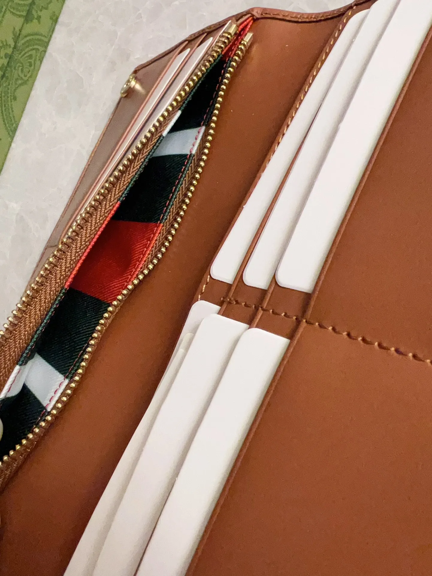 💰440 🇮🇹🇮🇹‼ ️GG Emblem series🏭🏭 The new GG Emblem series reinterprets the brand's timeless elegance and exquisite craftsmanship🏭🏭This beige and dark brown mini wallet reinterprets the brand's new small accessories series🏭🏭It is crafted from the new GG monogram canvas. Carefully equipped with multiple compartment card slots and cleverly integrated with practical snap closure🏭🏭 Model: 821802 Size: 19x11cm Color: black, brown/PVC.