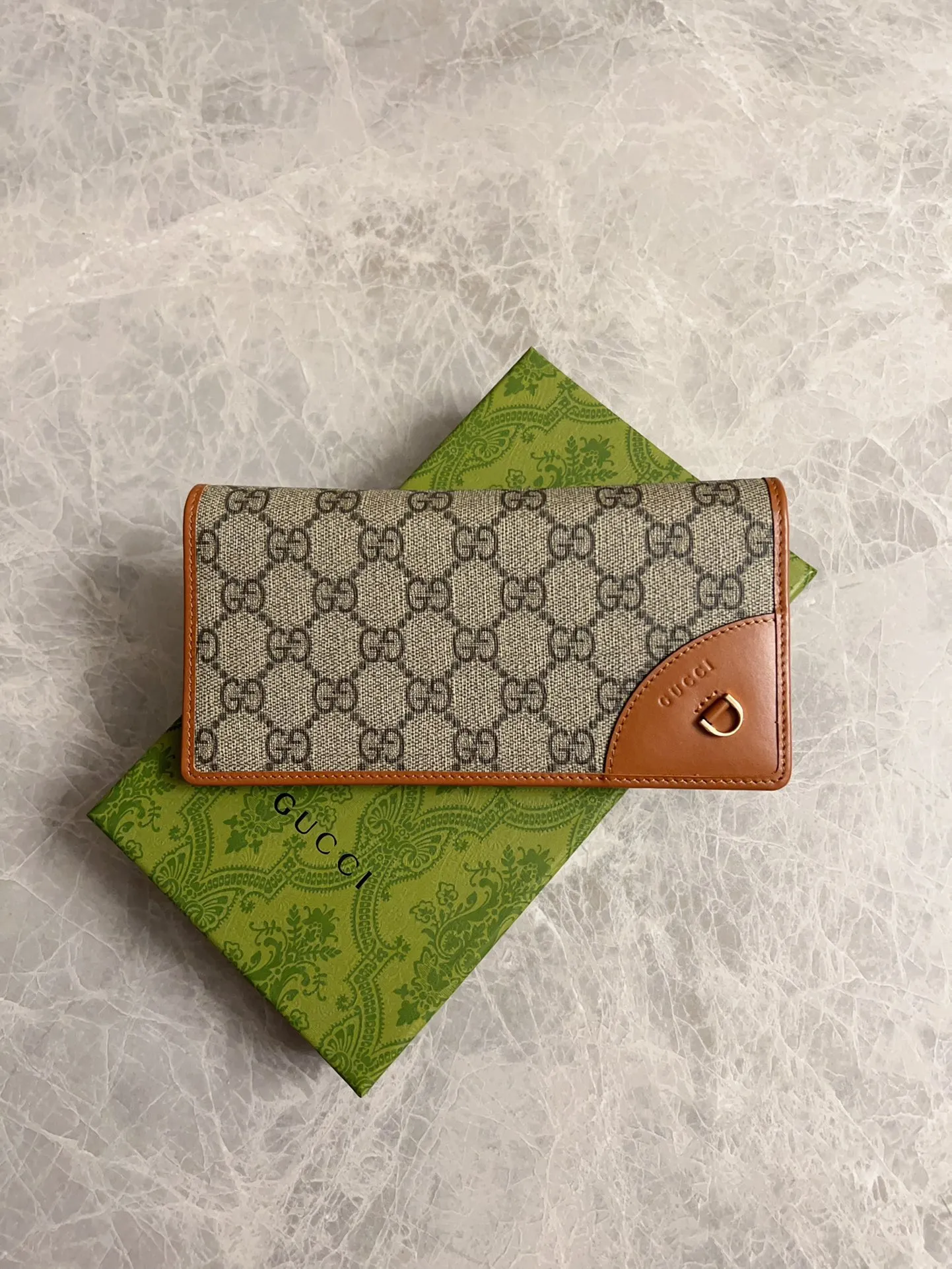 💰440 🇮🇹🇮🇹‼ ️GG Emblem series🏭🏭 The new GG Emblem series reinterprets the brand's timeless elegance and exquisite craftsmanship🏭🏭This beige and dark brown mini wallet reinterprets the brand's new small accessories series🏭🏭It is crafted from the new GG monogram canvas. Carefully equipped with multiple compartment card slots and cleverly integrated with practical snap closure🏭🏭 Model: 821802 Size: 19x11cm Color: black, brown/PVC.