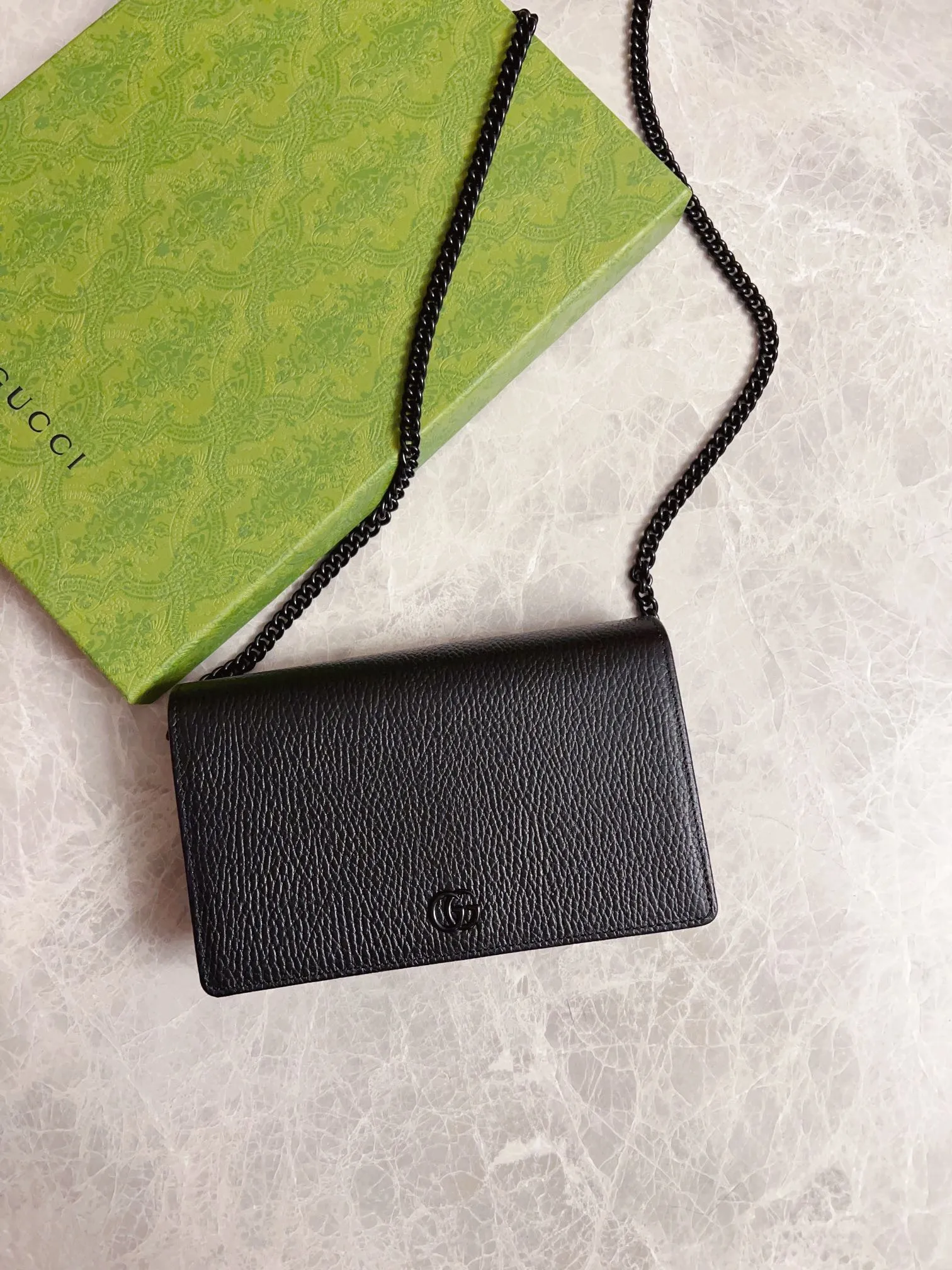 💰640🇭🇺🇭🇺 Top original order! GGMarmont series🍃🍃Chain strap wallet is made of imported cowhide with soft tones, and is reinterpreted with same-tone resin material🍃🍃Classic design is combined with single-tone color matching to highlight the modern fashion style🍃🍃Zipper inner pocket and open pocket-six card compartments Mirror-detachable chain shoulder strap🌱🌱Model: 497985, size: 20*12.5*4cm
