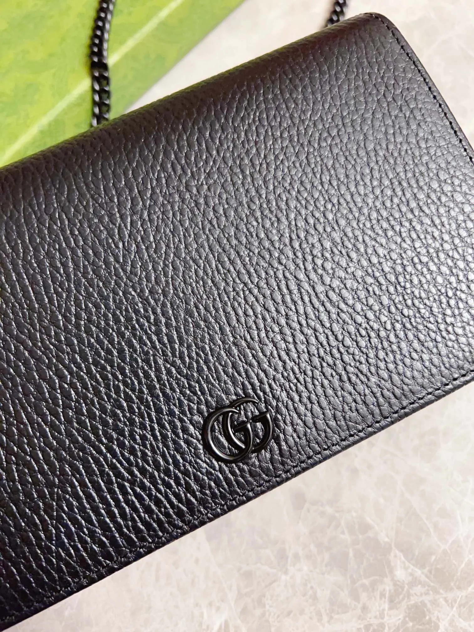💰640🇭🇺🇭🇺 Top original order! GGMarmont series🍃🍃Chain strap wallet is made of imported cowhide with soft tones, and is reinterpreted with same-tone resin material🍃🍃Classic design is combined with single-tone color matching to highlight the modern fashion style🍃🍃Zipper inner pocket and open pocket-six card compartments Mirror-detachable chain shoulder strap🌱🌱Model: 497985, size: 20*12.5*4cm