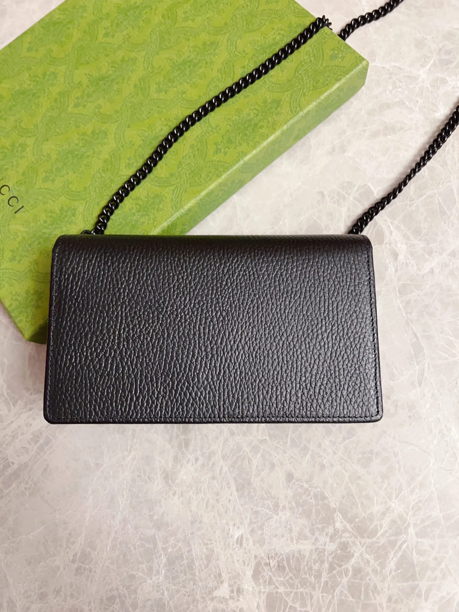 💰640🇭🇺🇭🇺 Top original order! GGMarmont series🍃🍃Chain strap wallet is made of imported cowhide with soft tones, and is reinterpreted with same-tone resin material🍃🍃Classic design is combined with single-tone color matching to highlight the modern fashion style🍃🍃Zipper inner pocket and open pocket-six card compartments Mirror-detachable chain shoulder strap🌱🌱Model: 497985, size: 20*12.5*4cm