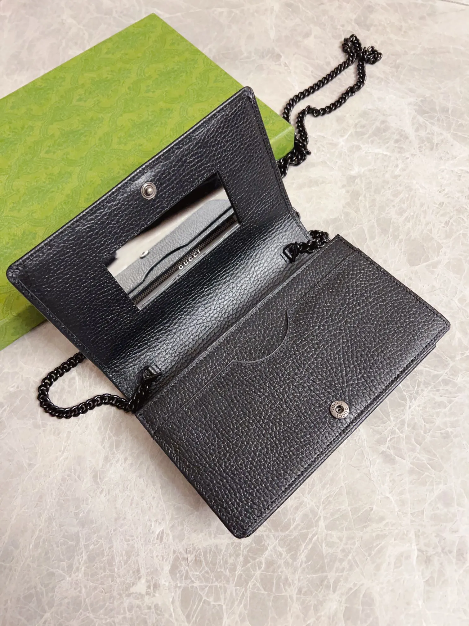 💰640🇭🇺🇭🇺 Top original order! GGMarmont series🍃🍃Chain strap wallet is made of imported cowhide with soft tones, and is reinterpreted with same-tone resin material🍃🍃Classic design is combined with single-tone color matching to highlight the modern fashion style🍃🍃Zipper inner pocket and open pocket-six card compartments Mirror-detachable chain shoulder strap🌱🌱Model: 497985, size: 20*12.5*4cm