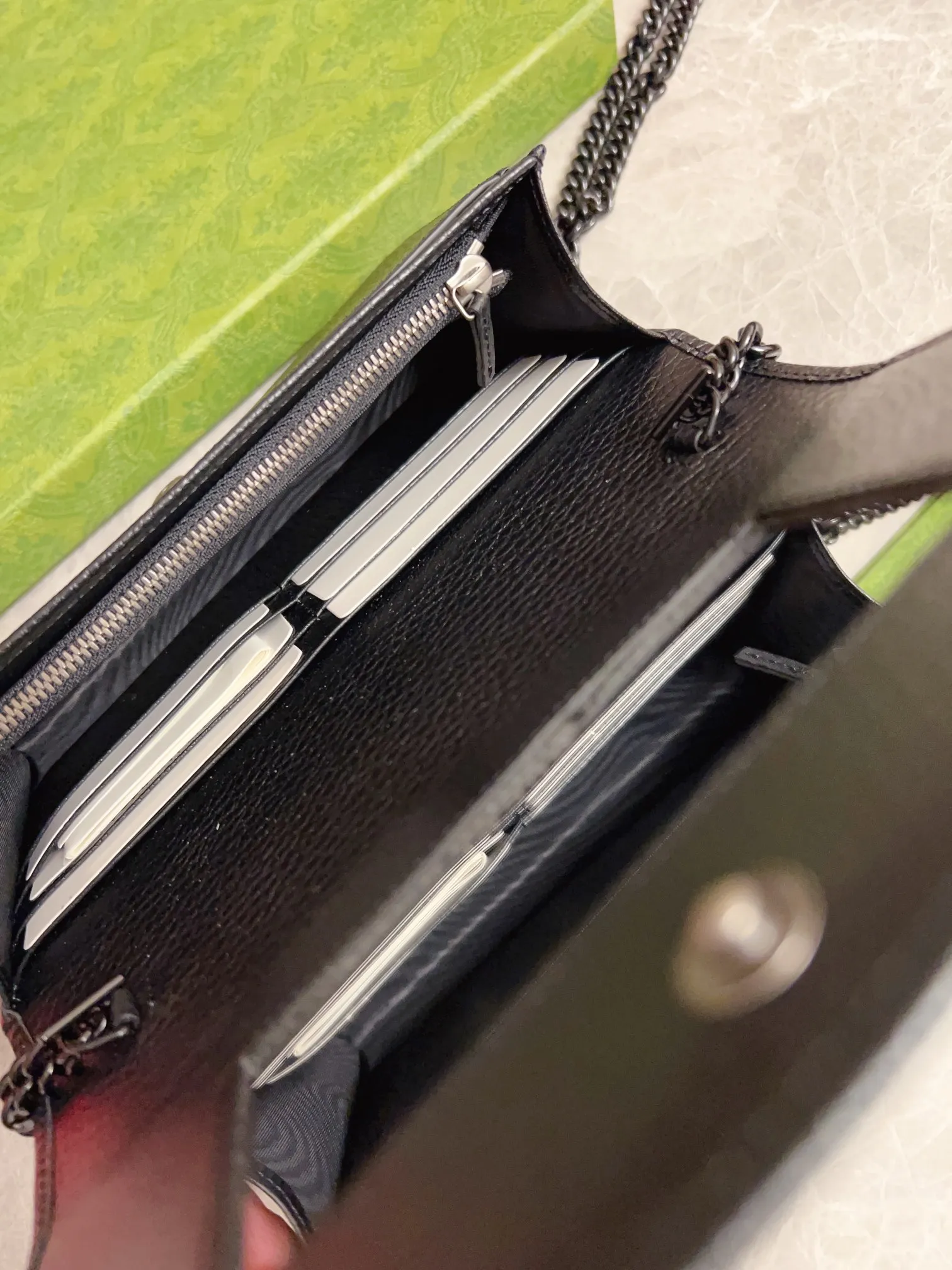 💰640🇭🇺🇭🇺 Top original order! GGMarmont series🍃🍃Chain strap wallet is made of imported cowhide with soft tones, and is reinterpreted with same-tone resin material🍃🍃Classic design is combined with single-tone color matching to highlight the modern fashion style🍃🍃Zipper inner pocket and open pocket-six card compartments Mirror-detachable chain shoulder strap🌱🌱Model: 497985, size: 20*12.5*4cm