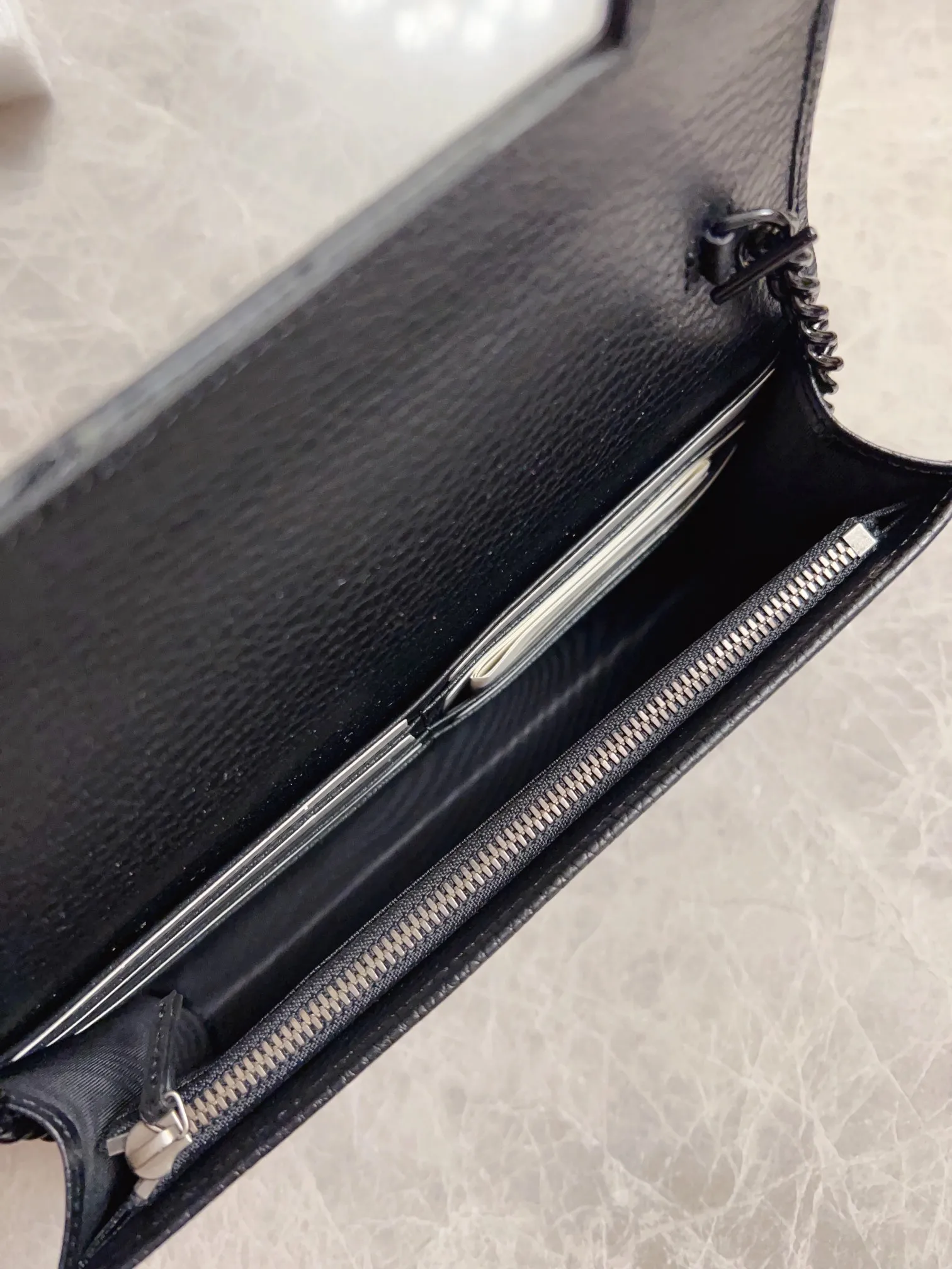 💰640🇭🇺🇭🇺 Top original order! GGMarmont series🍃🍃Chain strap wallet is made of imported cowhide with soft tones, and is reinterpreted with same-tone resin material🍃🍃Classic design is combined with single-tone color matching to highlight the modern fashion style🍃🍃Zipper inner pocket and open pocket-six card compartments Mirror-detachable chain shoulder strap🌱🌱Model: 497985, size: 20*12.5*4cm