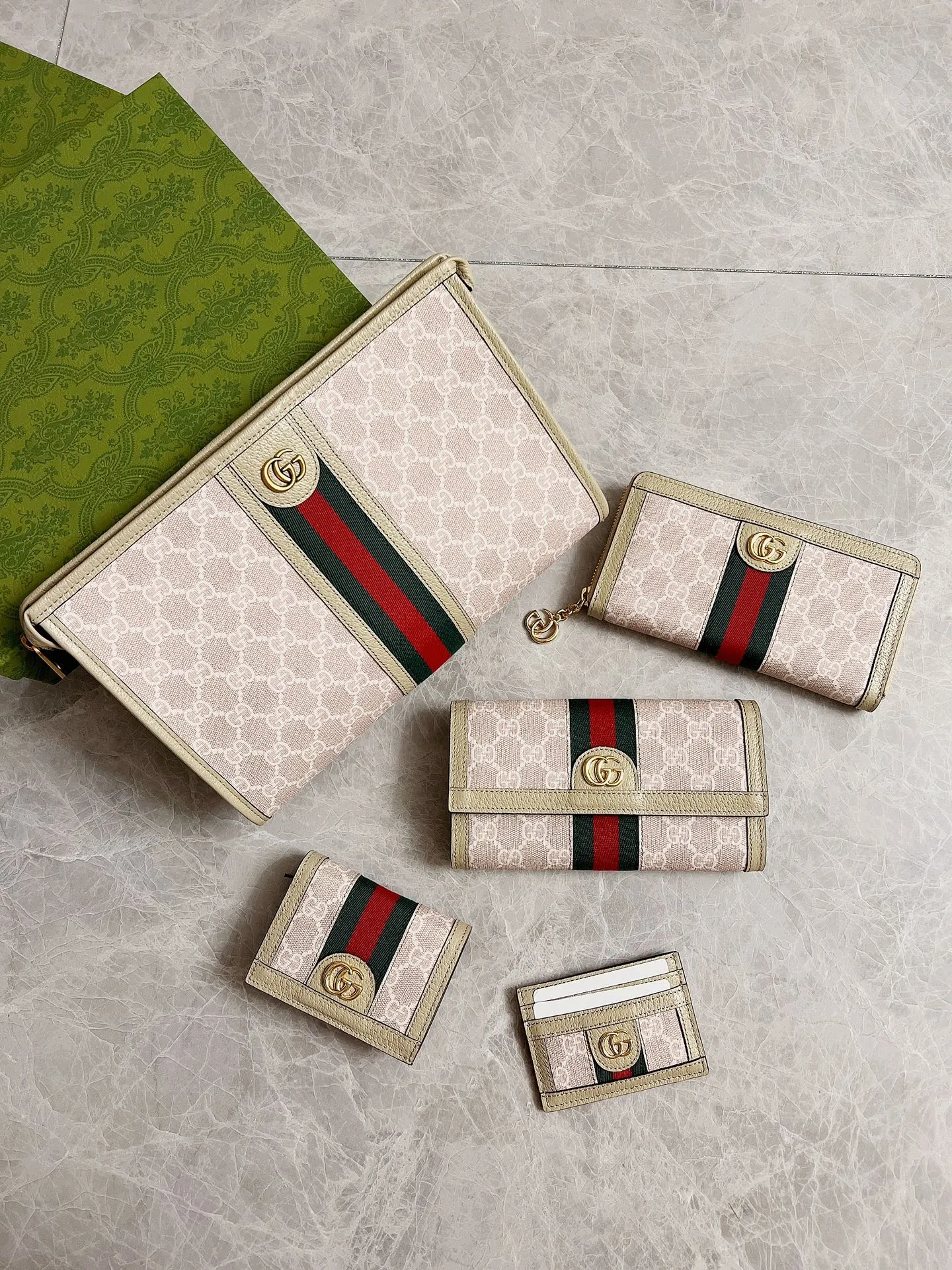 💰410🇭🇺🇭🇺 The official website is synchronized with the new model! Ophidia series ~ long zipper clip, 🧤🧤 is made of GG Supreme high-grade PVC fabric 🧤🧤 with iconic double G hardware marks, classic red and green webbing, exquisitely made! 🧤🧤Model number: 523154, size: W19xH10xD3cm, color: beige