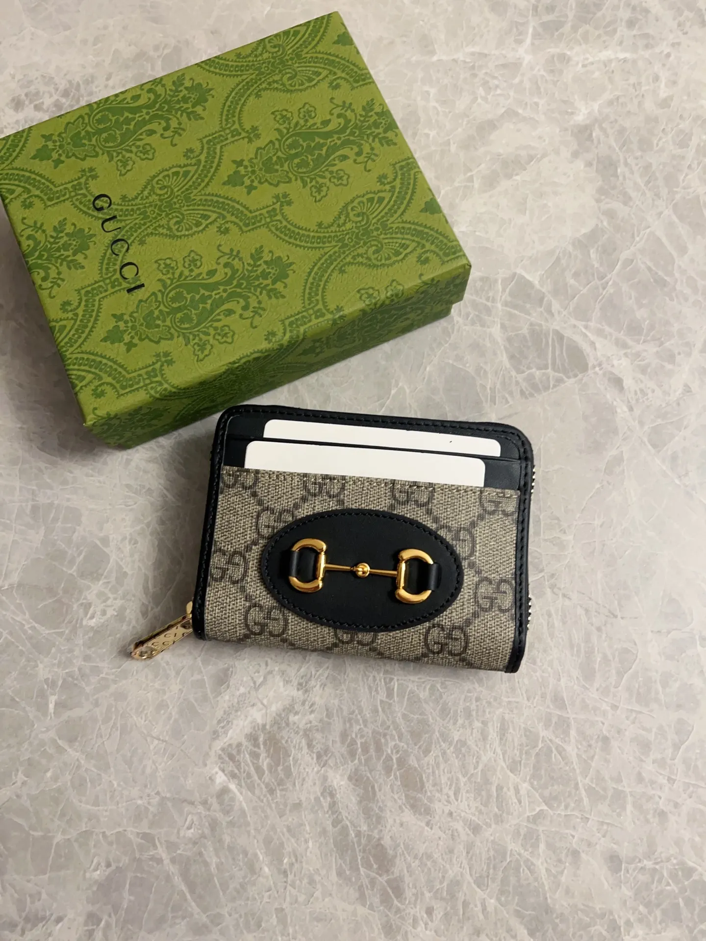 💰380 🇭🇺🇭🇺GG Marmont series🧼🧼Card holder~Business card collection in one🧼🧼Elegant and exquisite design, a must-have and versatile item! Super awesome! Model: 658549. Size: 11.5*8.5*3cm. Color: white~brown/PVC