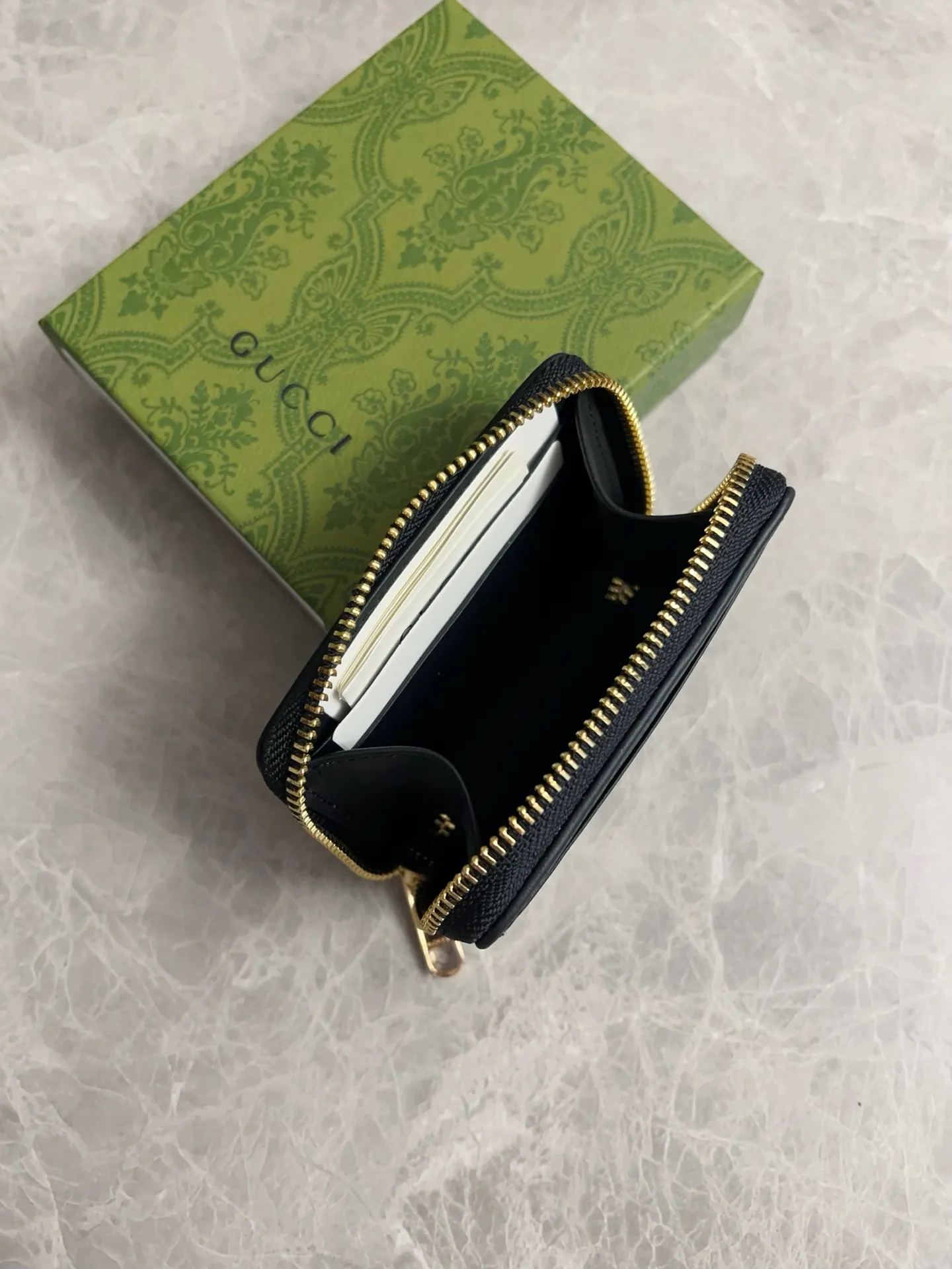 💰380 🇭🇺🇭🇺GG Marmont series🧼🧼Card holder~Business card collection in one🧼🧼Elegant and exquisite design, a must-have and versatile item! Super awesome! Model: 658549. Size: 11.5*8.5*3cm. Color: white~brown/PVC