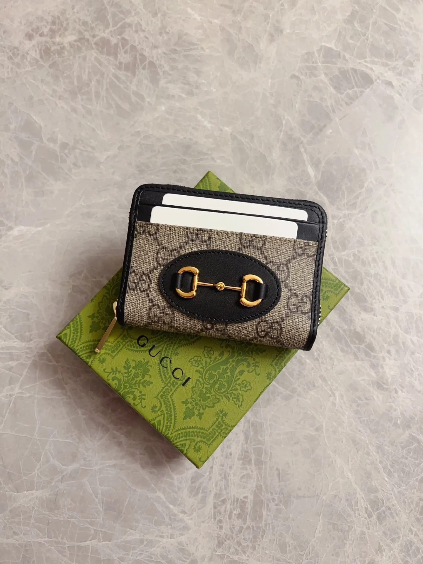 💰380 🇭🇺🇭🇺GG Marmont series🧼🧼Card holder~Business card collection in one🧼🧼Elegant and exquisite design, a must-have and versatile item! Super awesome! Model: 658549. Size: 11.5*8.5*3cm. Color: white~brown/PVC