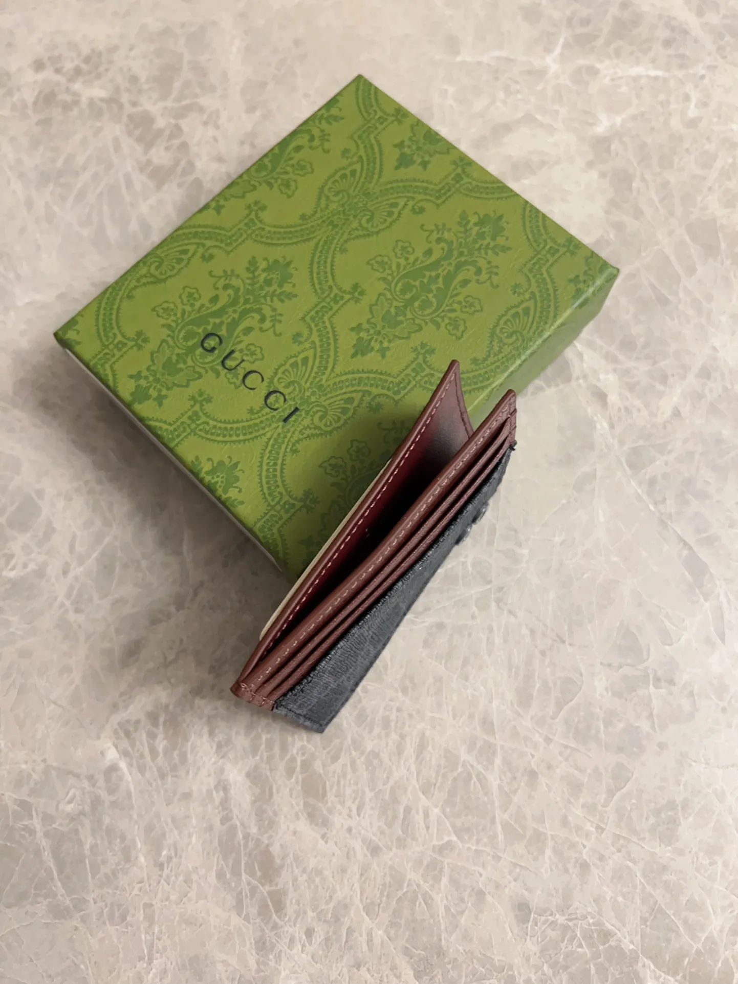 💰260 🇭🇺🇭🇺Gucci’s latest collection ~ card holder 🍖🍖The contrasting two-tone design makes the GG logo emblazoned on the bag stand out 🍖🍖The fabric is made of black GG and the lining is made of contrasting cowhide 🍖🍖Black GG Supreme canvas with dark gray ceramic effect double G, size: 10x 8cm Model: 795230 (original product)