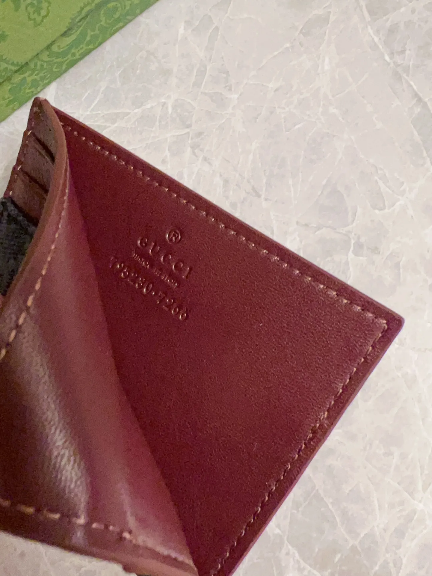 💰260 🇭🇺🇭🇺Gucci’s latest collection ~ card holder 🍖🍖The contrasting two-tone design makes the GG logo emblazoned on the bag stand out 🍖🍖The fabric is made of black GG and the lining is made of contrasting cowhide 🍖🍖Black GG Supreme canvas with dark gray ceramic effect double G, size: 10x 8cm Model: 795230 (original product)