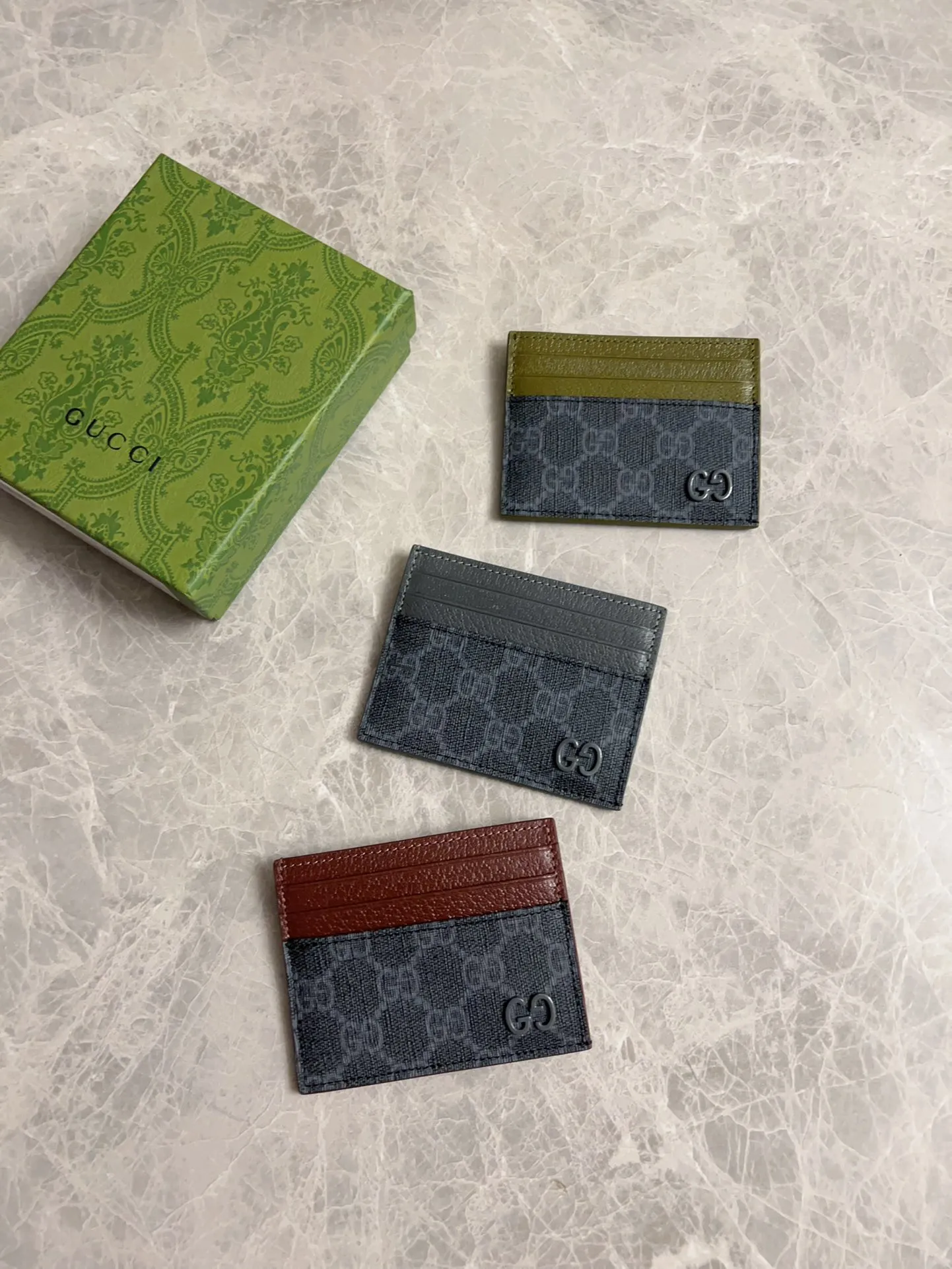 💰260 🇭🇺🇭🇺Gucci’s latest collection ~ card holder 🍖🍖The contrasting two-tone design makes the GG logo emblazoned on the bag stand out 🍖🍖The fabric is made of black GG and the lining is made of contrasting cowhide 🍖🍖Black GG Supreme canvas with dark gray ceramic effect double G, size: 10x 8cm Model: 795230 (original product)