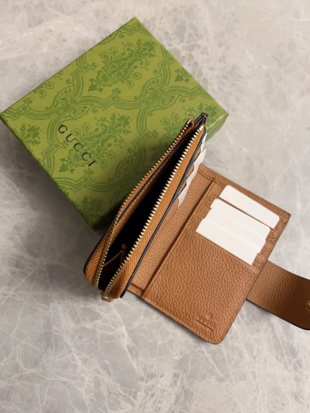 💰420 🇭🇺🇭🇺GG Marmont series card holder has arrived! Exquisite and generous! Model: 739498 Dimensions: 13x8.5x2cm. Color: black/burgundy/brown/original leather.