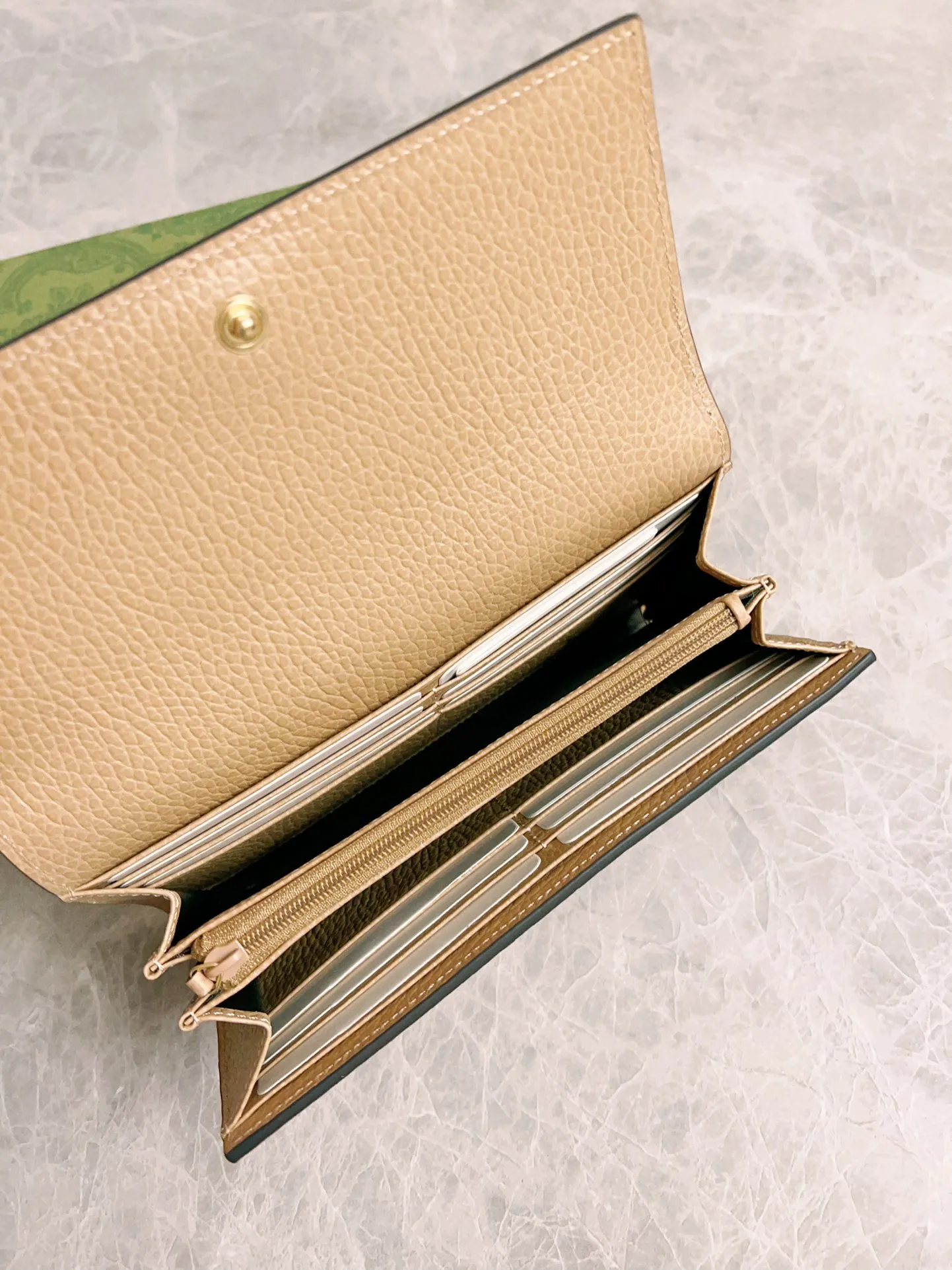 💰420🇭🇺🇭🇺gucci new product! Using imported original leather and imported thread,‼ ️The new Ophidia series❣ Made of calfskin imported from Italy, equipped with classic double G hardware, a new style and contour support are now available. A structural shape in which the inner side is divided into intervals. 😘Made from top overseas hardware, 💍Model: 456116, Color: Khaki PVC, Size: W19xH10xD2.5cm