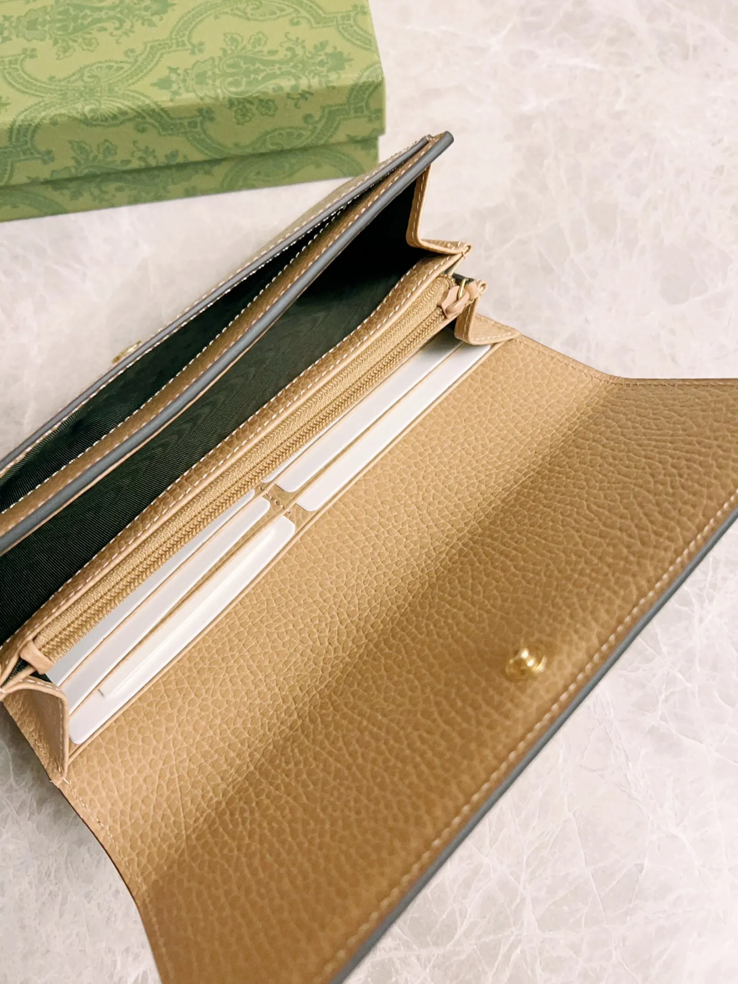 💰420🇭🇺🇭🇺gucci new product! Using imported original leather and imported thread,‼ ️The new Ophidia series❣ Made of calfskin imported from Italy, equipped with classic double G hardware, a new style and contour support are now available. A structural shape in which the inner side is divided into intervals. 😘Made from top overseas hardware, 💍Model: 456116, Color: Khaki PVC, Size: W19xH10xD2.5cm